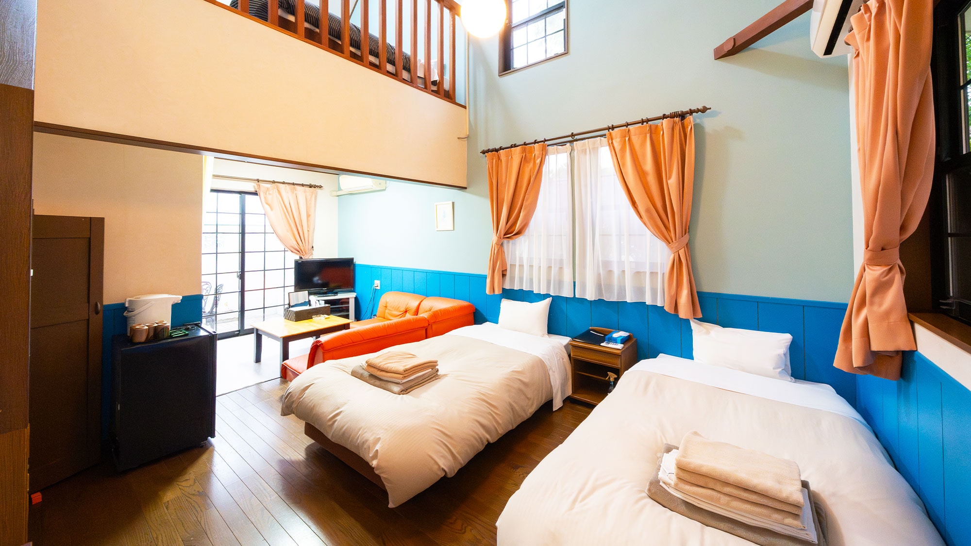 [Maisonette Western-style room / Guest room with open-air garden bath] A room with a capacity of 5 people, with 2 beds on the first floor and 3 beds on the second floor.