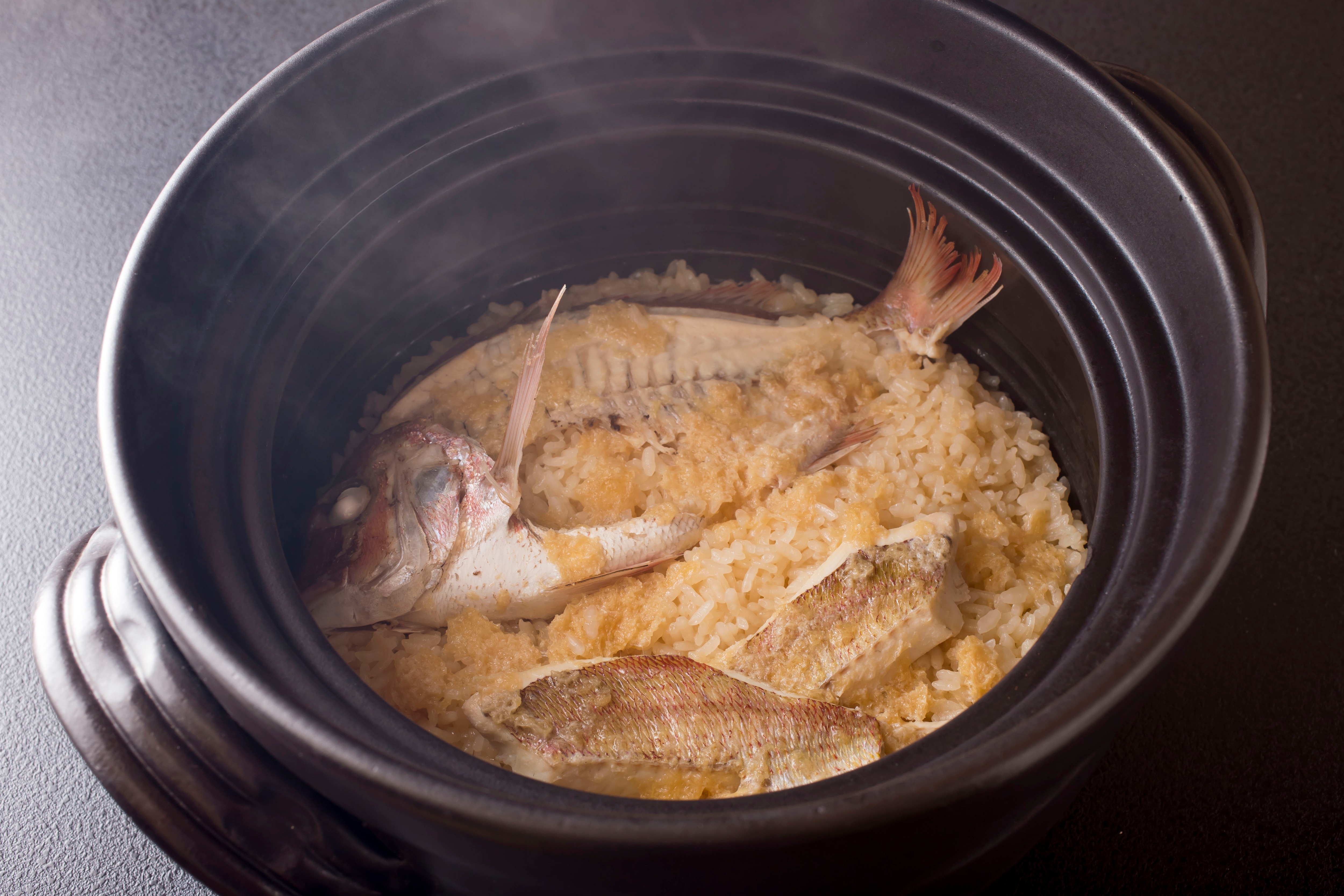 Pot-cooked sea bream rice