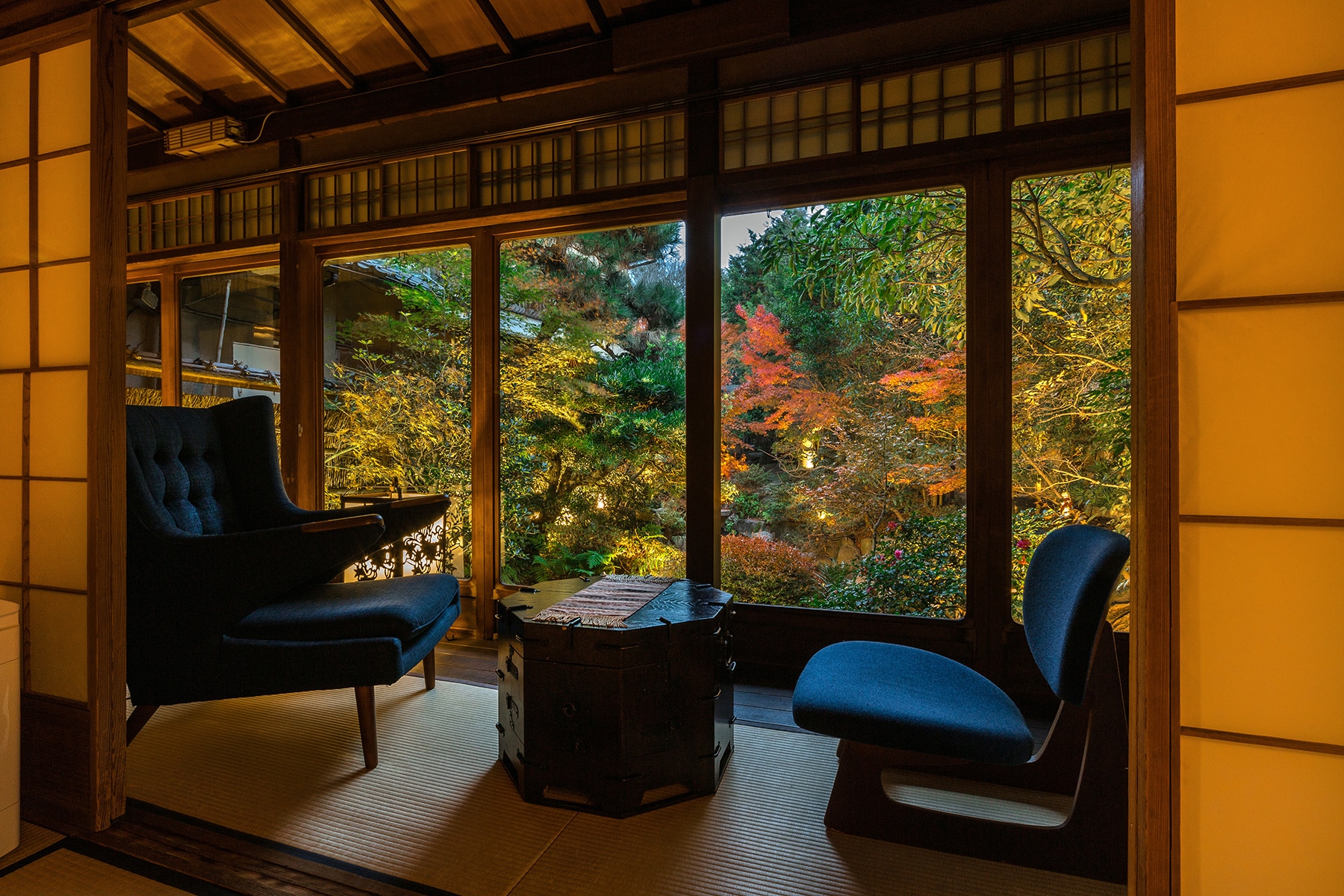  【菊】本館10張榻榻米+6張榻榻米+寬大陽台6張榻榻米+庭園露天浴池+庭園露台（獨立吸煙區）