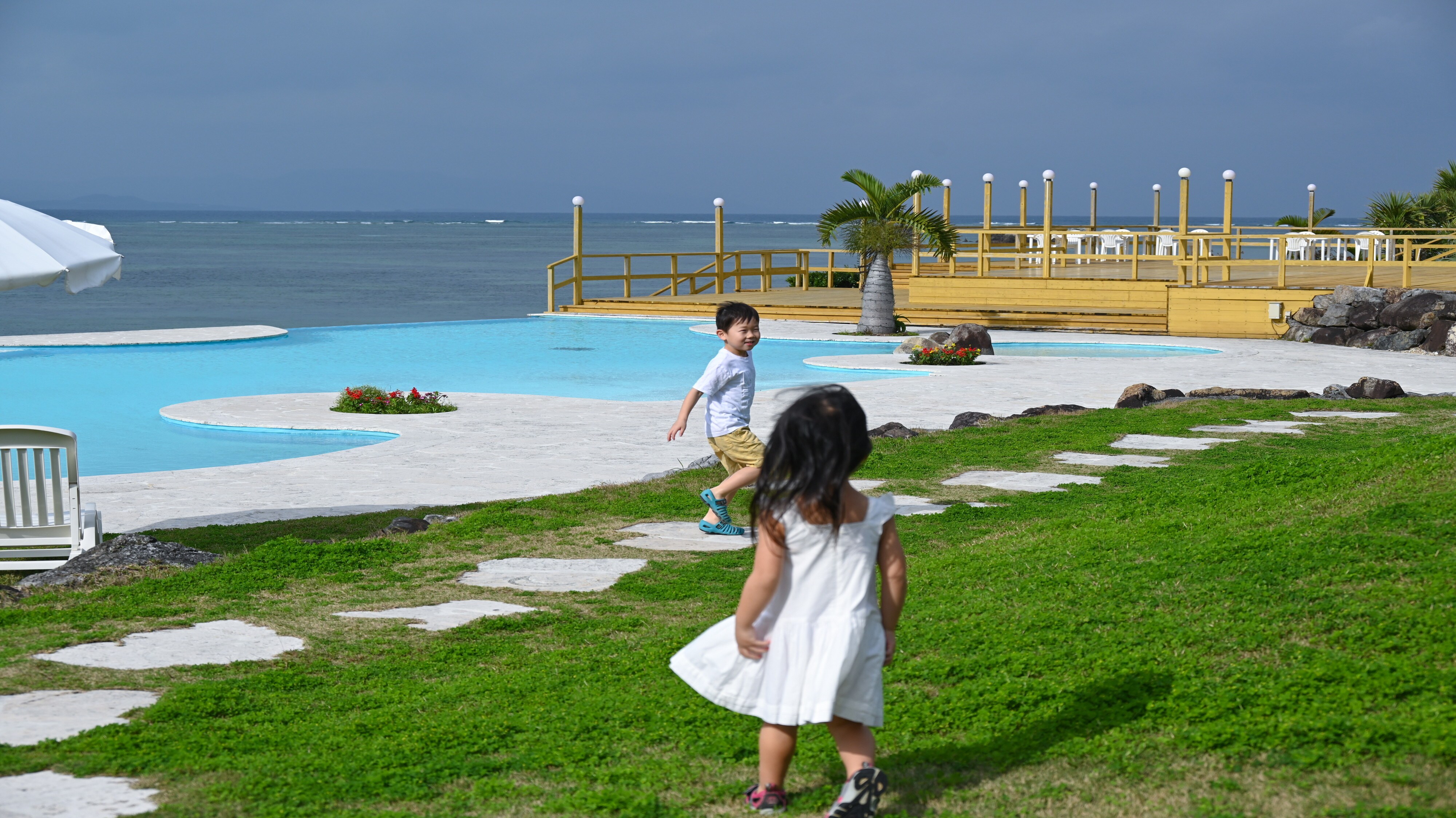 在充滿自然的花園中度過輕鬆的時光