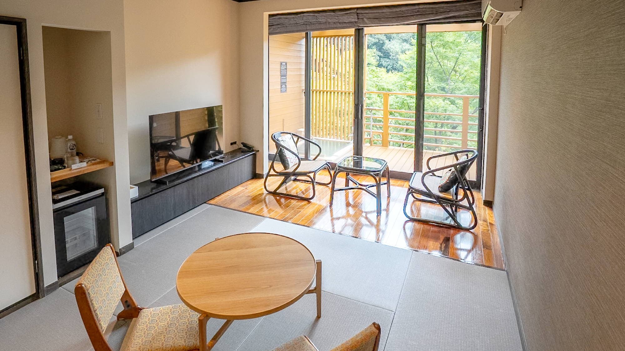 [Example of a Japanese-style room with a reclining bath] A reclining bath where you can relax and soak in the hot springs is available in a corner of the terrace.