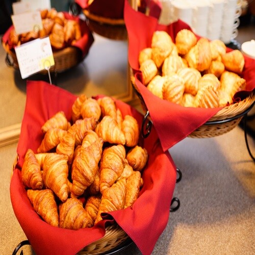 All-you-can-eat freshly baked bread♪