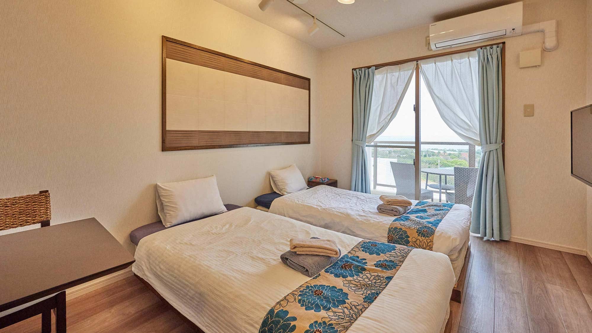 [Umikaze Superior Twin] A one-room type room with two beds.