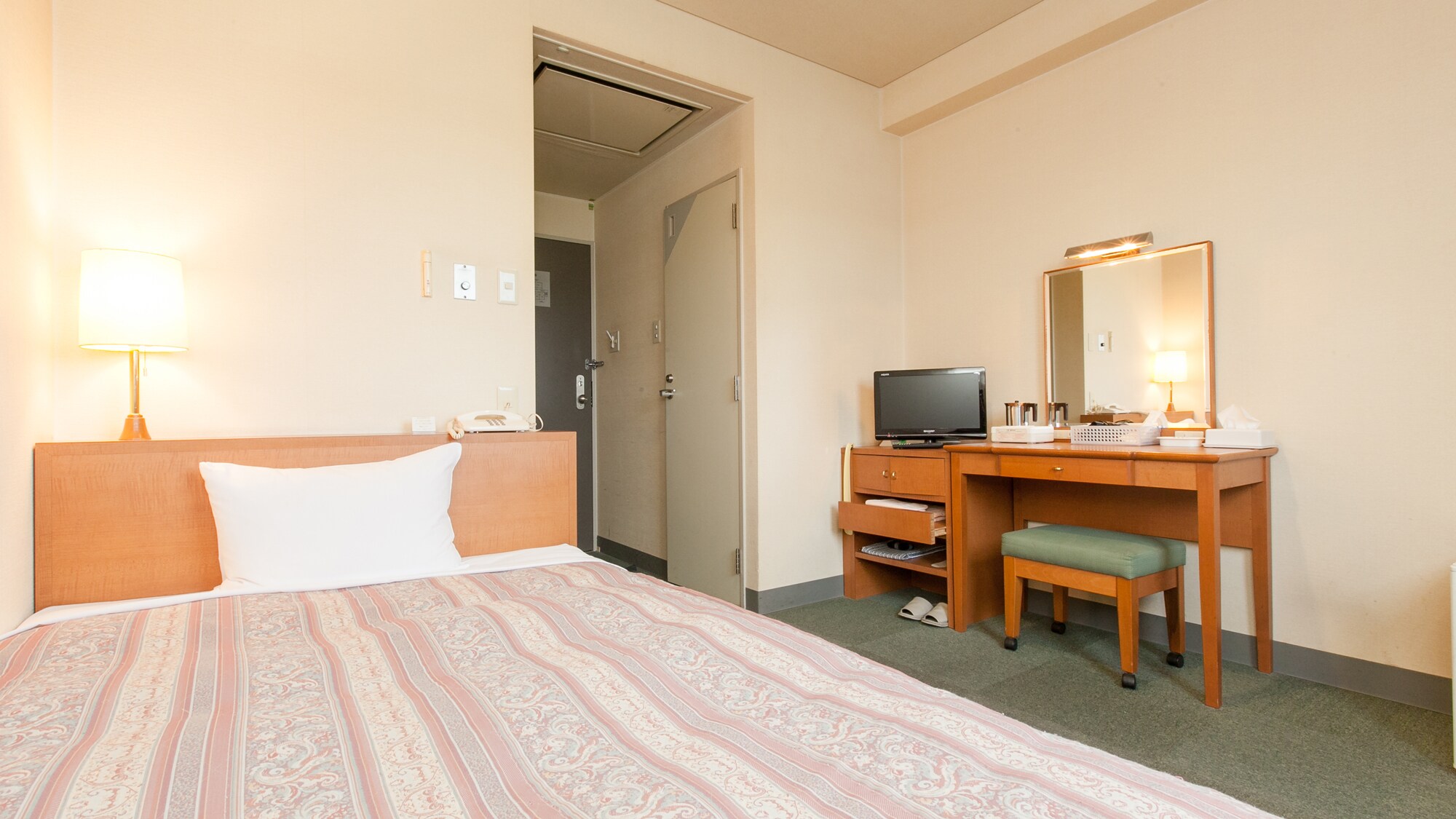 Single Western-style room (semi-double bed used, high-speed LAN connection possible)