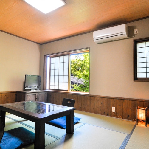 All "Japanese" guest rooms decorated with seasonal flowers are equipped with toilets and washbasins.