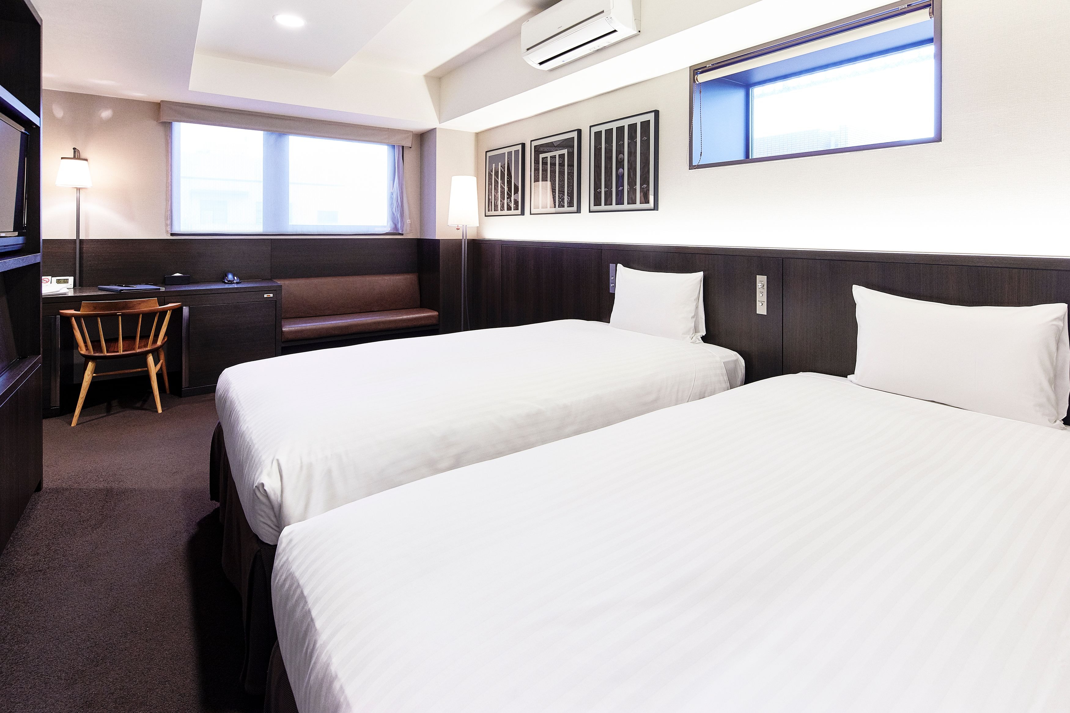Corner Twin Room 01