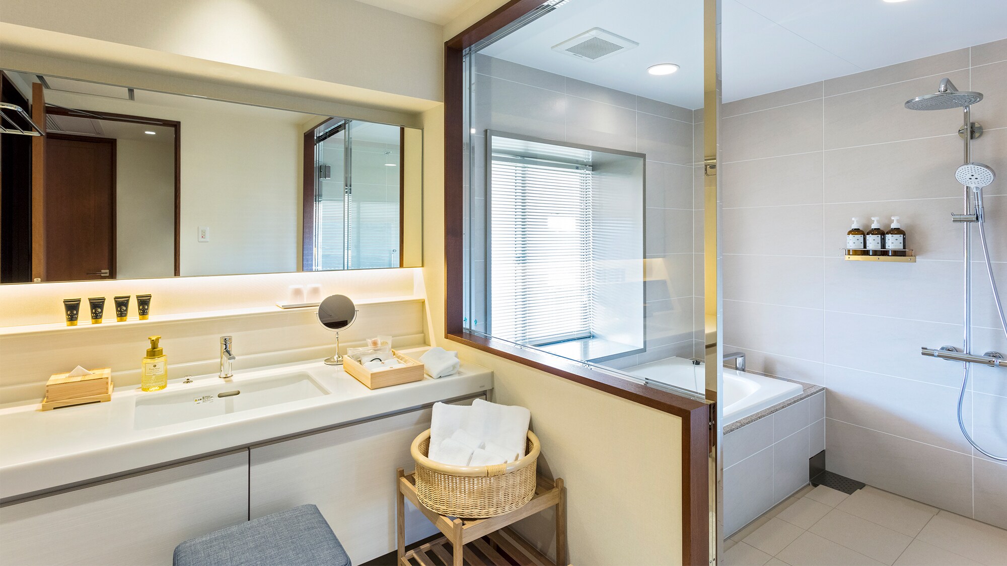 [Luxury Suite] Monopolize the beautiful forest from the room on the top floor of the hotel through a wide window.