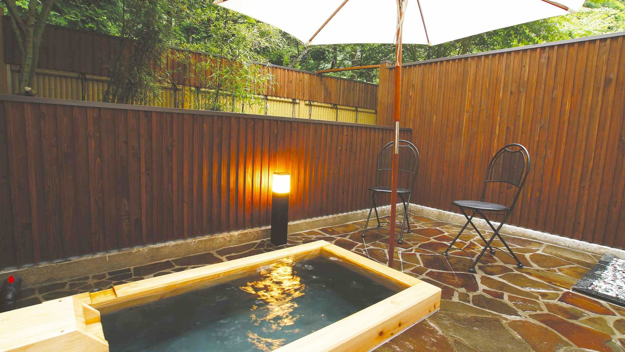 [Maisonette Western-style room/Room with garden open-air bath] A spacious open-air bath made of cypress. *Varies depending on the room.