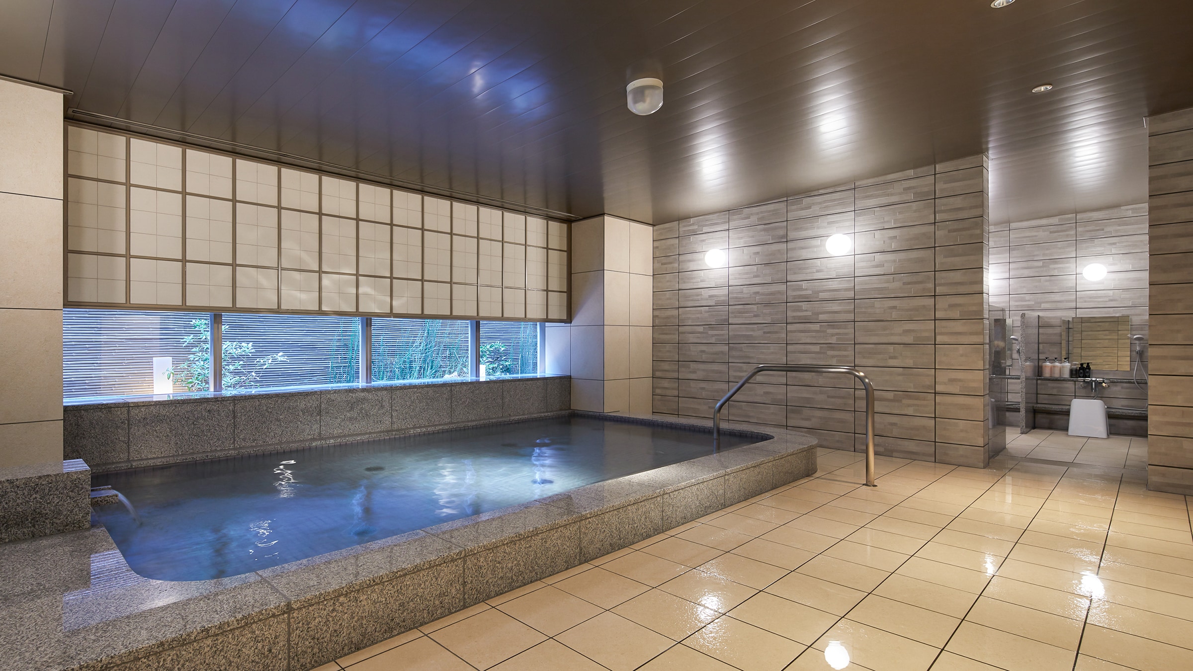 <Refresh in the large public bath> Take a moment to rejuvenate your mind and body in the large public bath while gazing at the inner garden peeking through the Yukimi shoji.