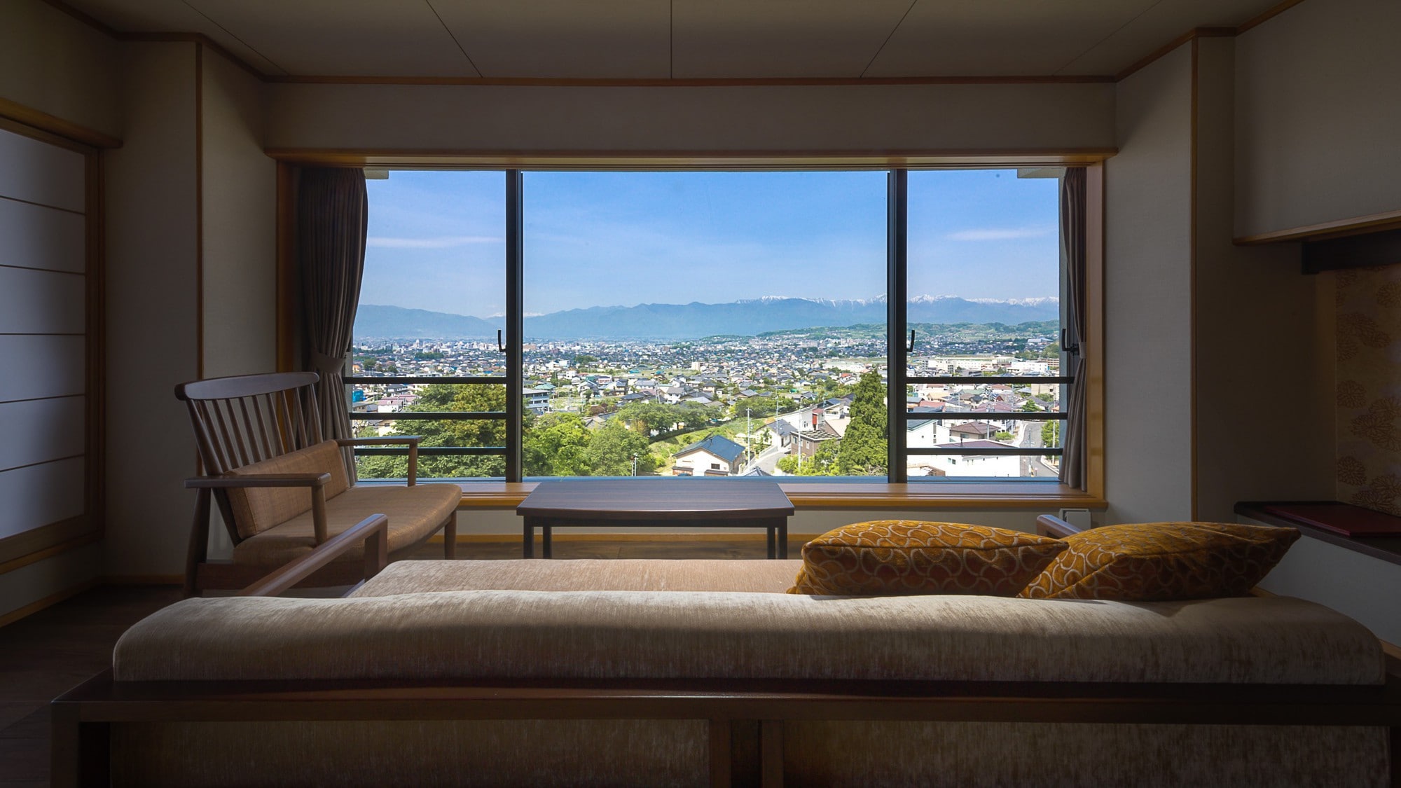 [East Building, 10 tatami mats (36㎡), high-class Japanese-style room with living room] with mist sauna