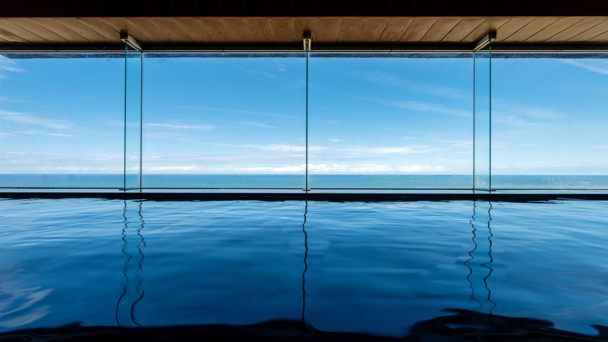 [Large public bath on the second floor] Here's what you see when you're in the bath! It feels like you're in the ocean!