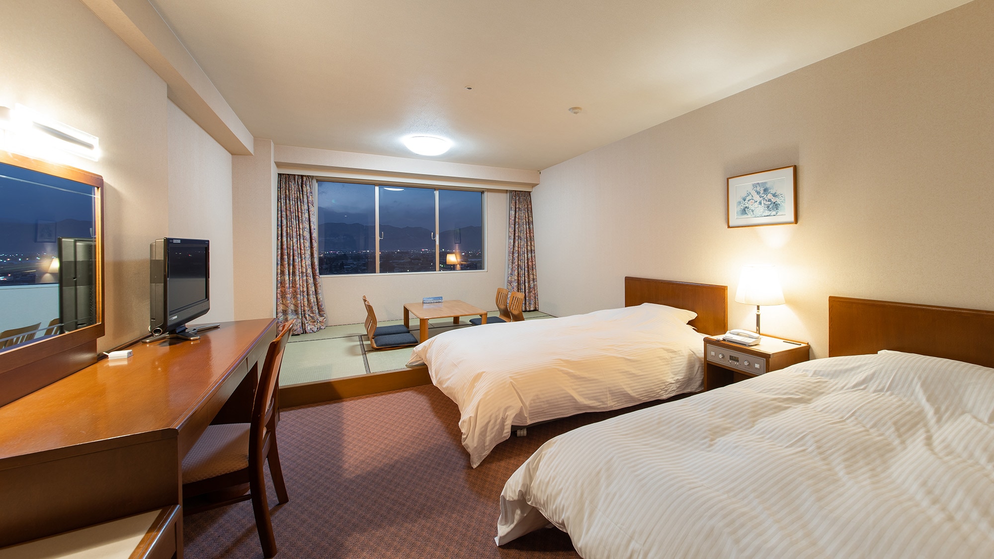 ［패밀리 룸］침대 2대+작은 6조의 일본식 서양식 방입니다.