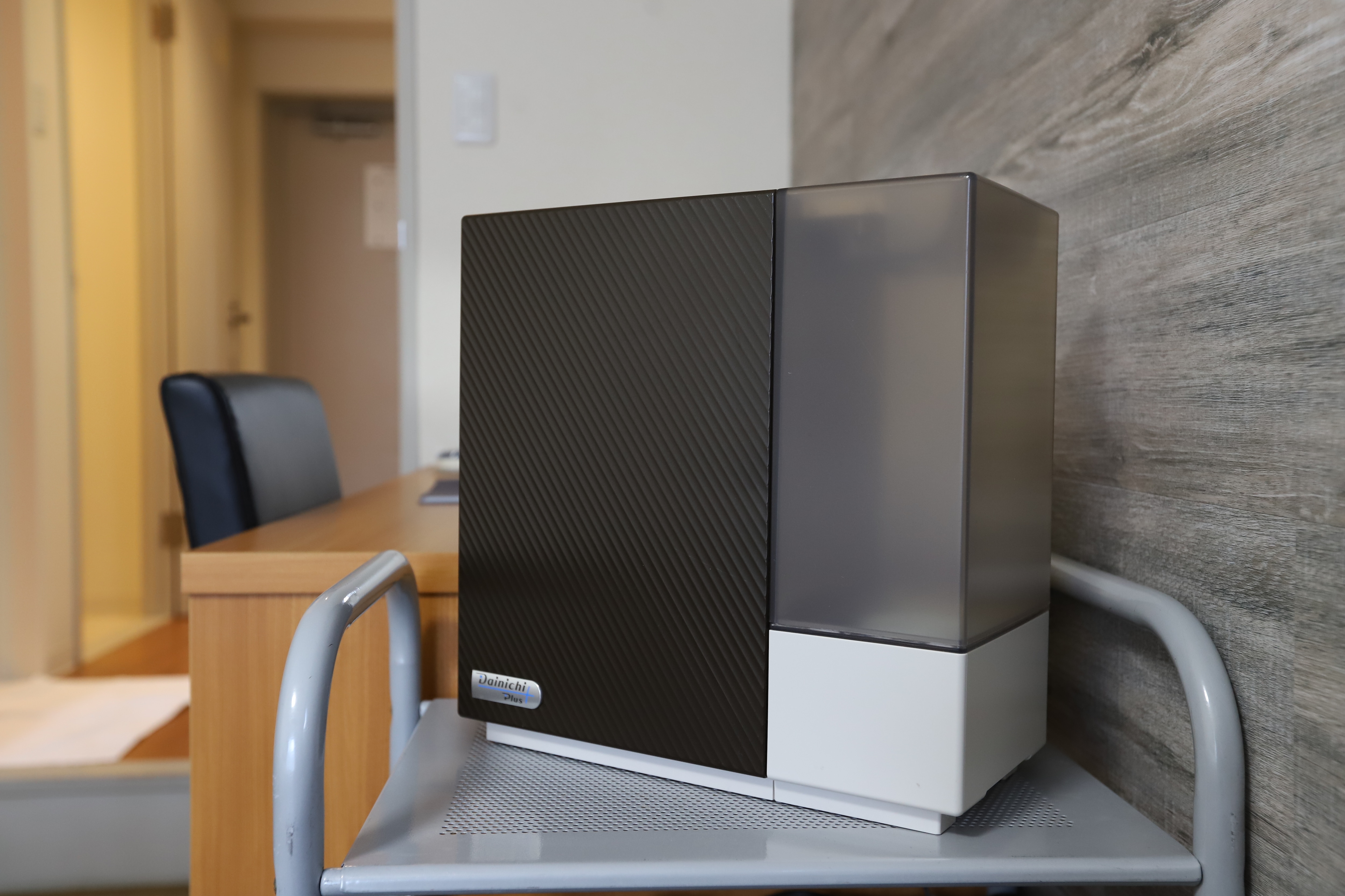 We have hybrid humidifiers available. In winter, they can be used in conjunction with air conditioners to warm up your room.