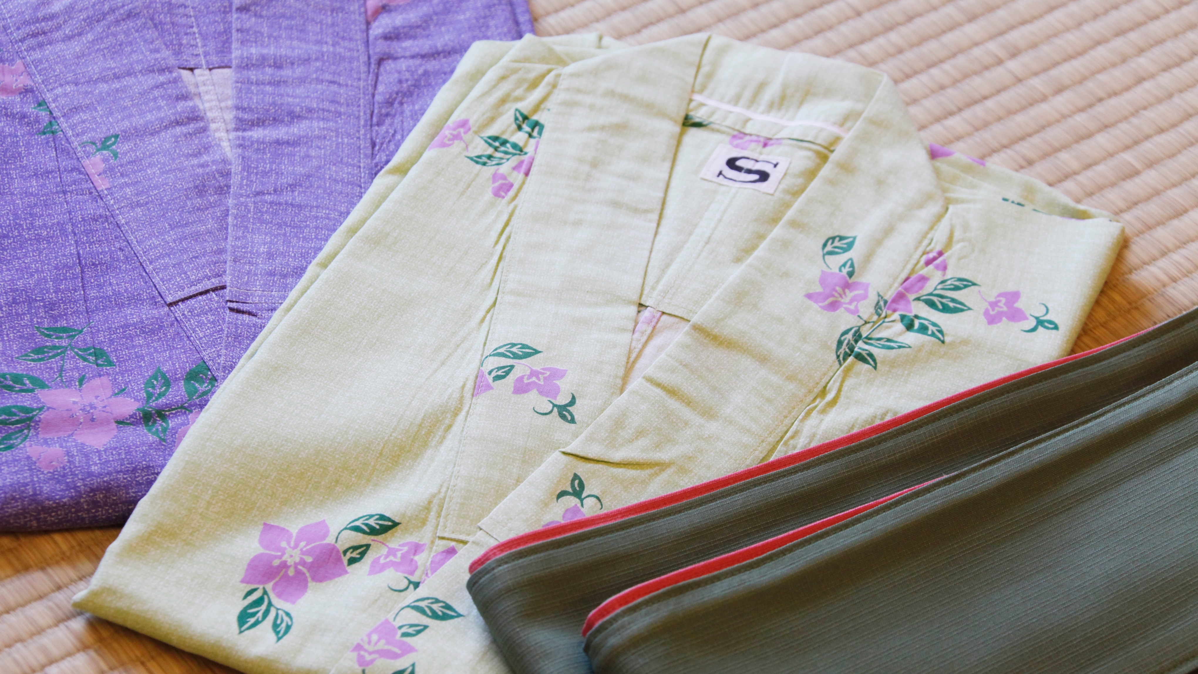 【홍산 벚꽃 사이】 【용담 사이】 【하기 사이】 【도라마 사이】 각 객실 전용 유카타를 준비합니다