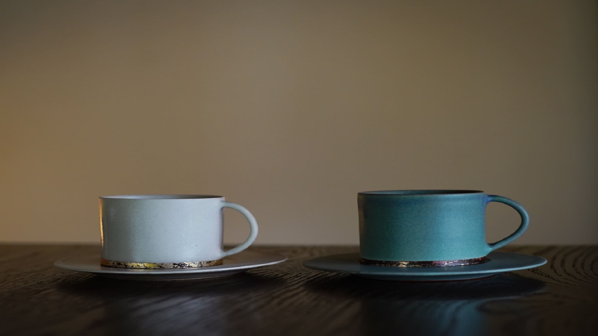 This cup is made of pottery lacquerware, which is made by applying lacquer to pottery.