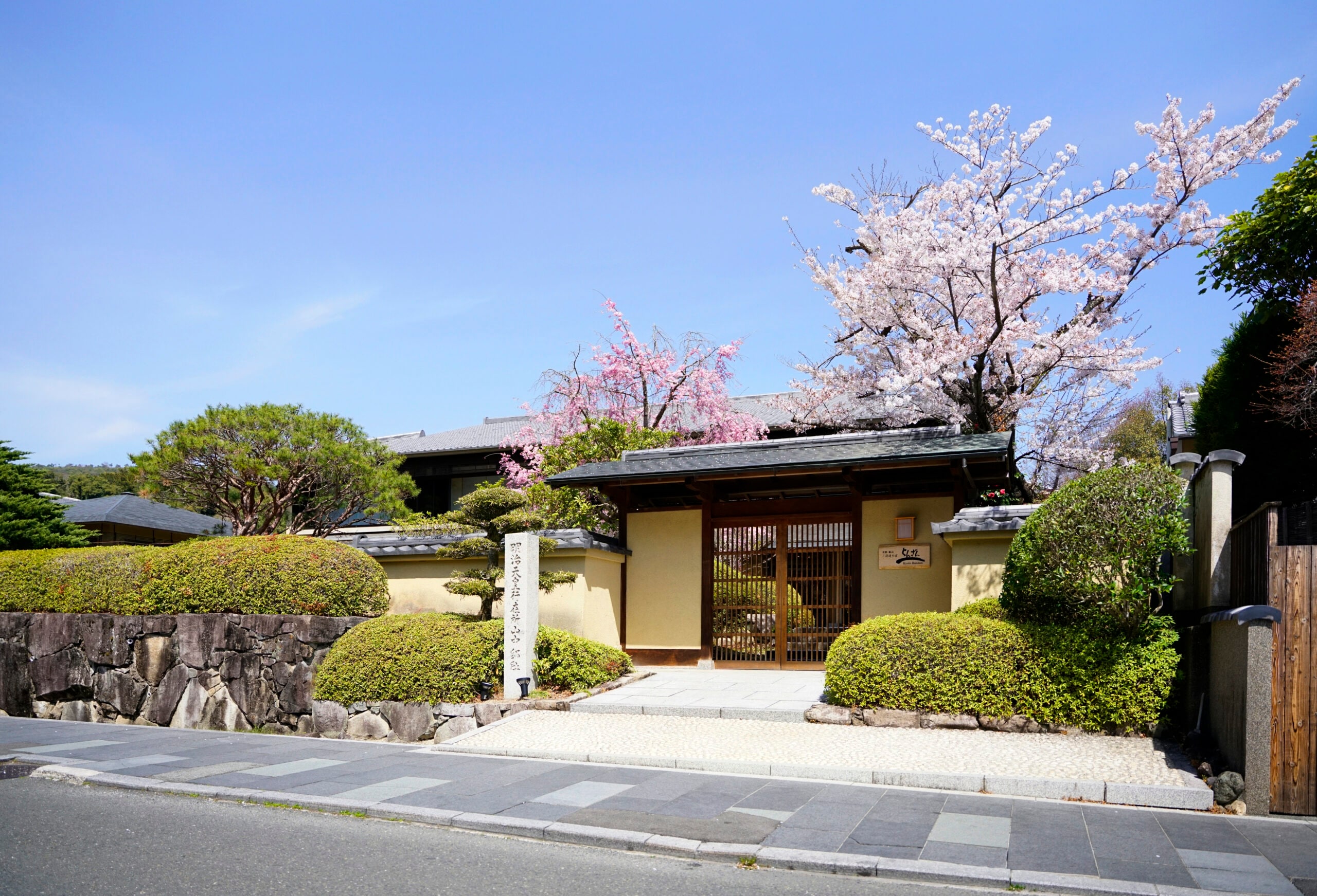 桜の南門