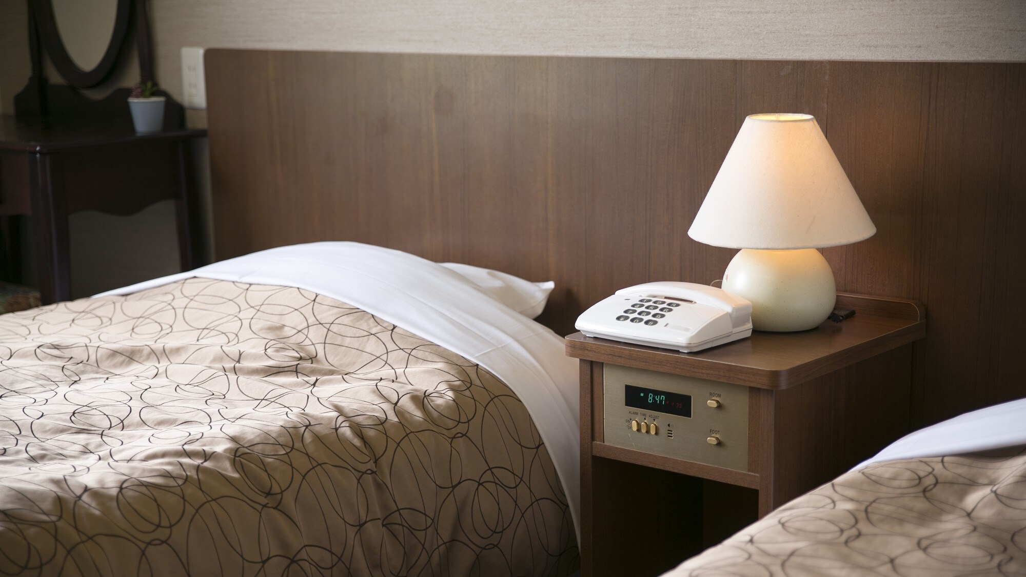 [Western-style room twin] The side table has an alarm function, and a wake-up call can be used to prevent double sleep.