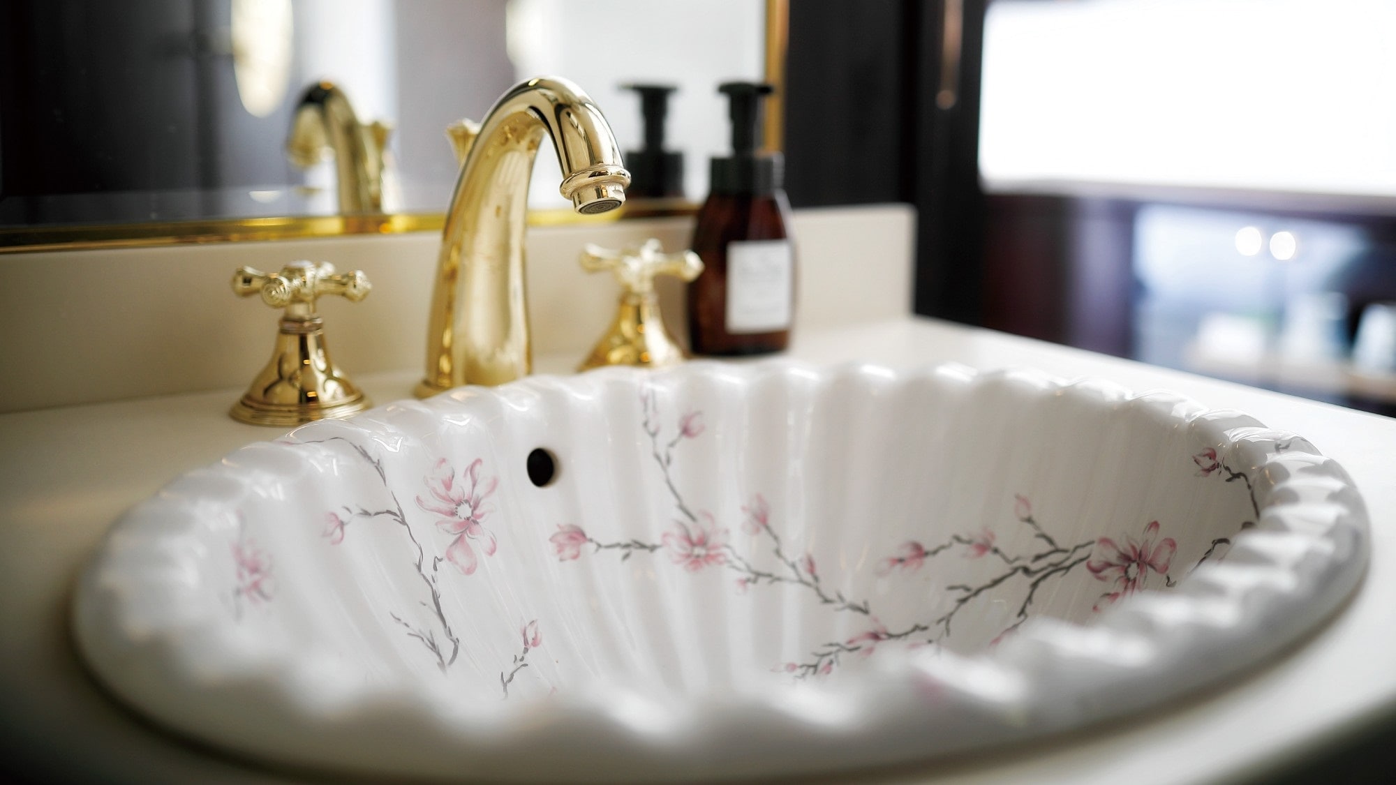  [豪華雙床房] 可以感受到大正時代浪漫的水槽，點綴著粉紅色的小花。