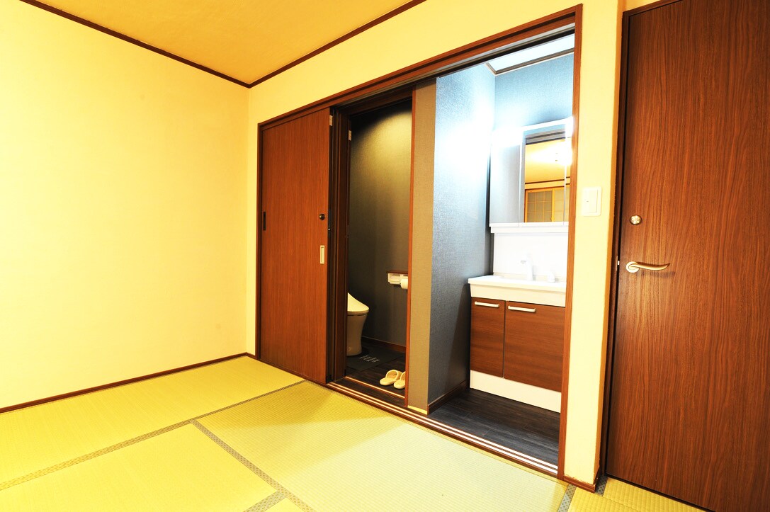 Japanese-style room 11 and 8 tatami mats and toilet