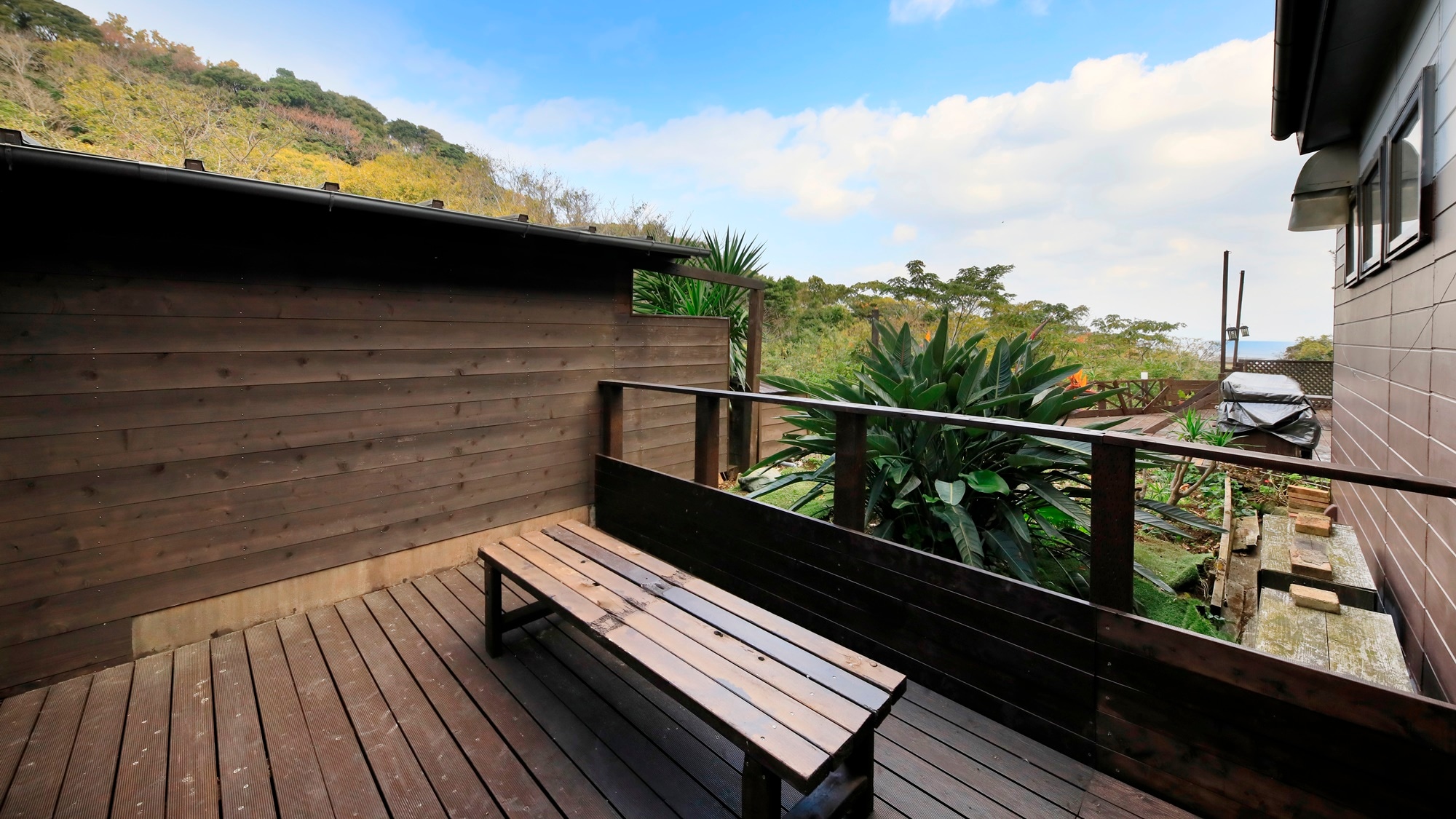 Twin room with massage chair | We also rent out hammocks on sunny days.