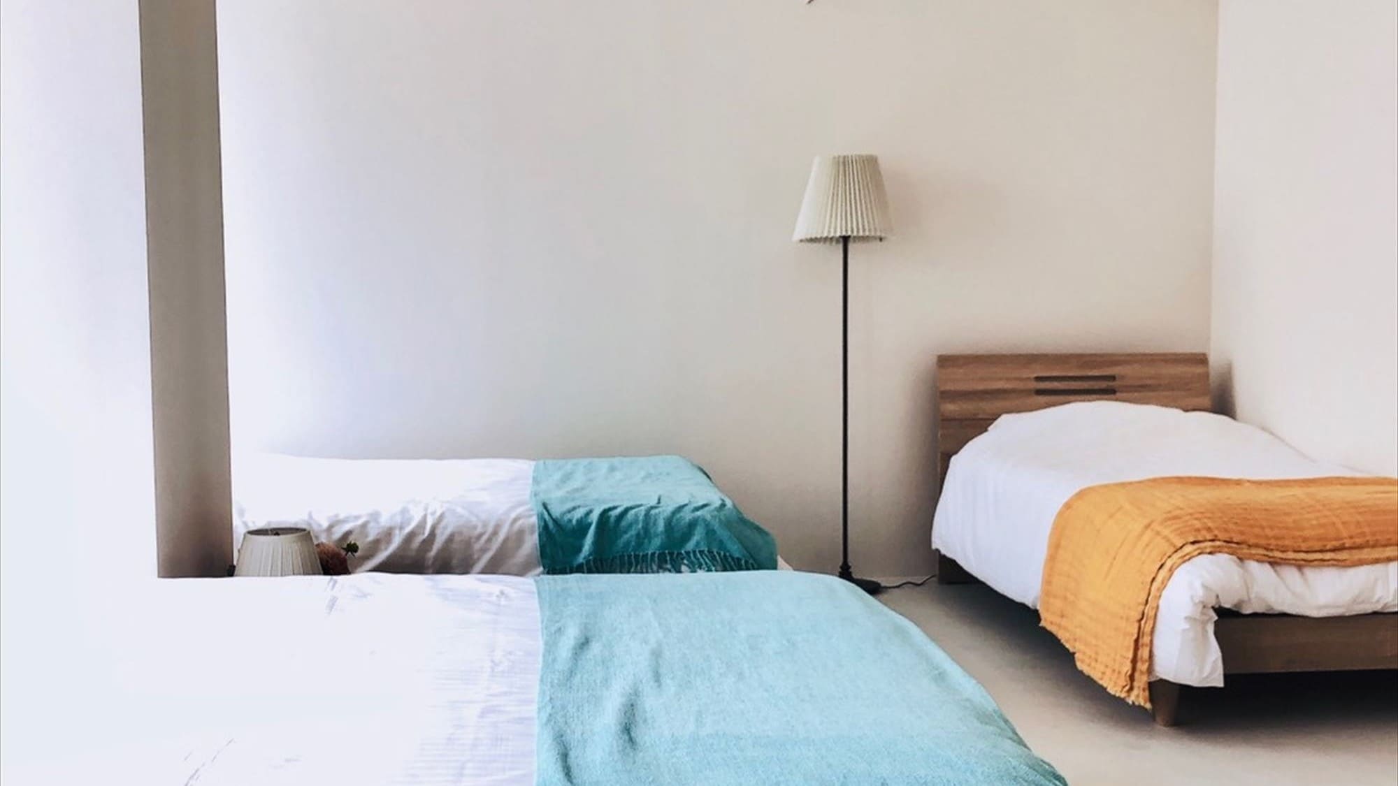 [YuTASHI Ku] There are 2 double beds and 1 single bed. Capacity is 5 people.