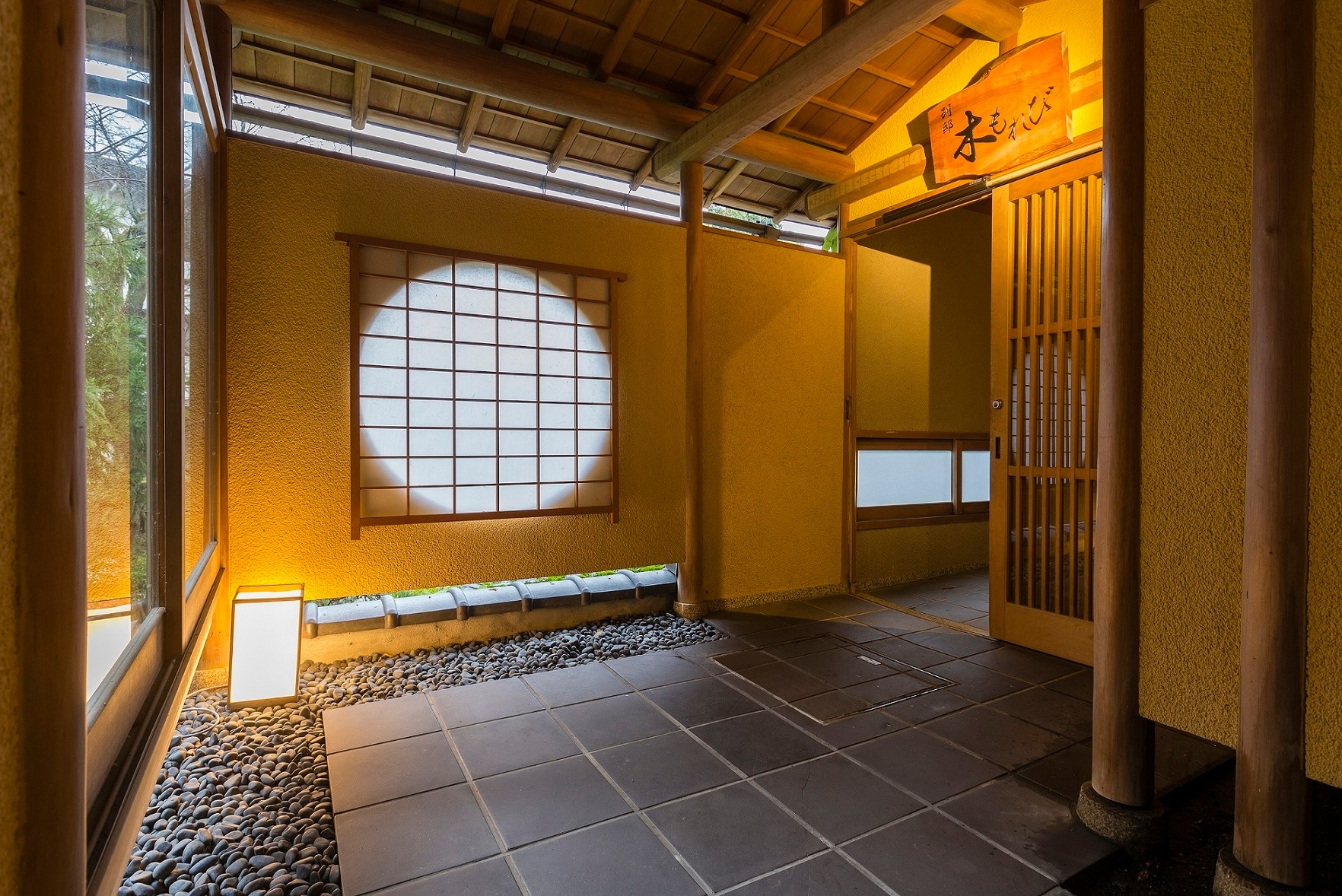 [Four Seasons Corridor] At the end of the corridor connecting the "Main Building" and "Bettei Komorebi" is the private entrance to "Bettei Komorebi"