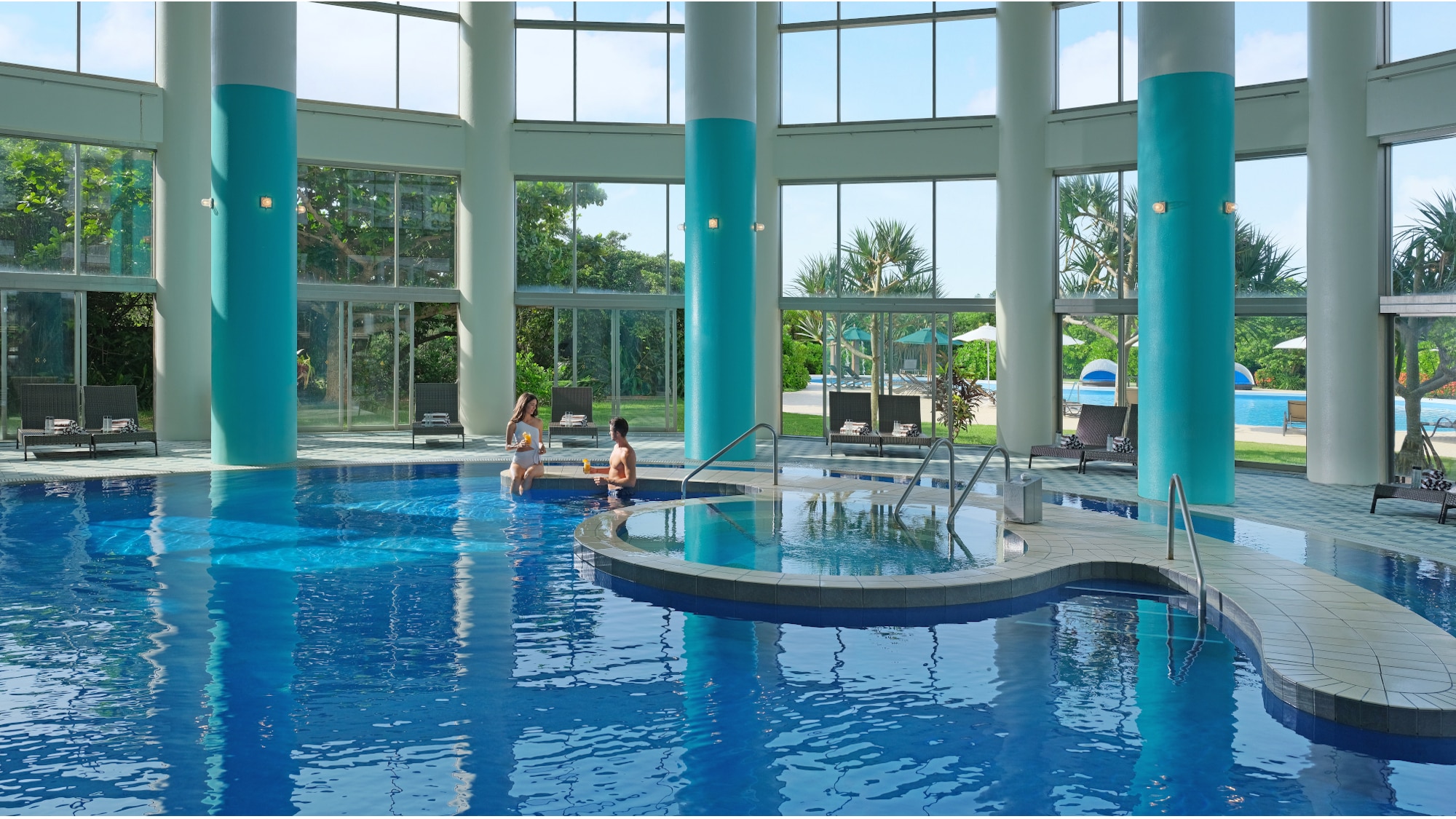 ■ Kolam renang dalam ruangan (7:00-19:00 / Buka sepanjang tahun)
