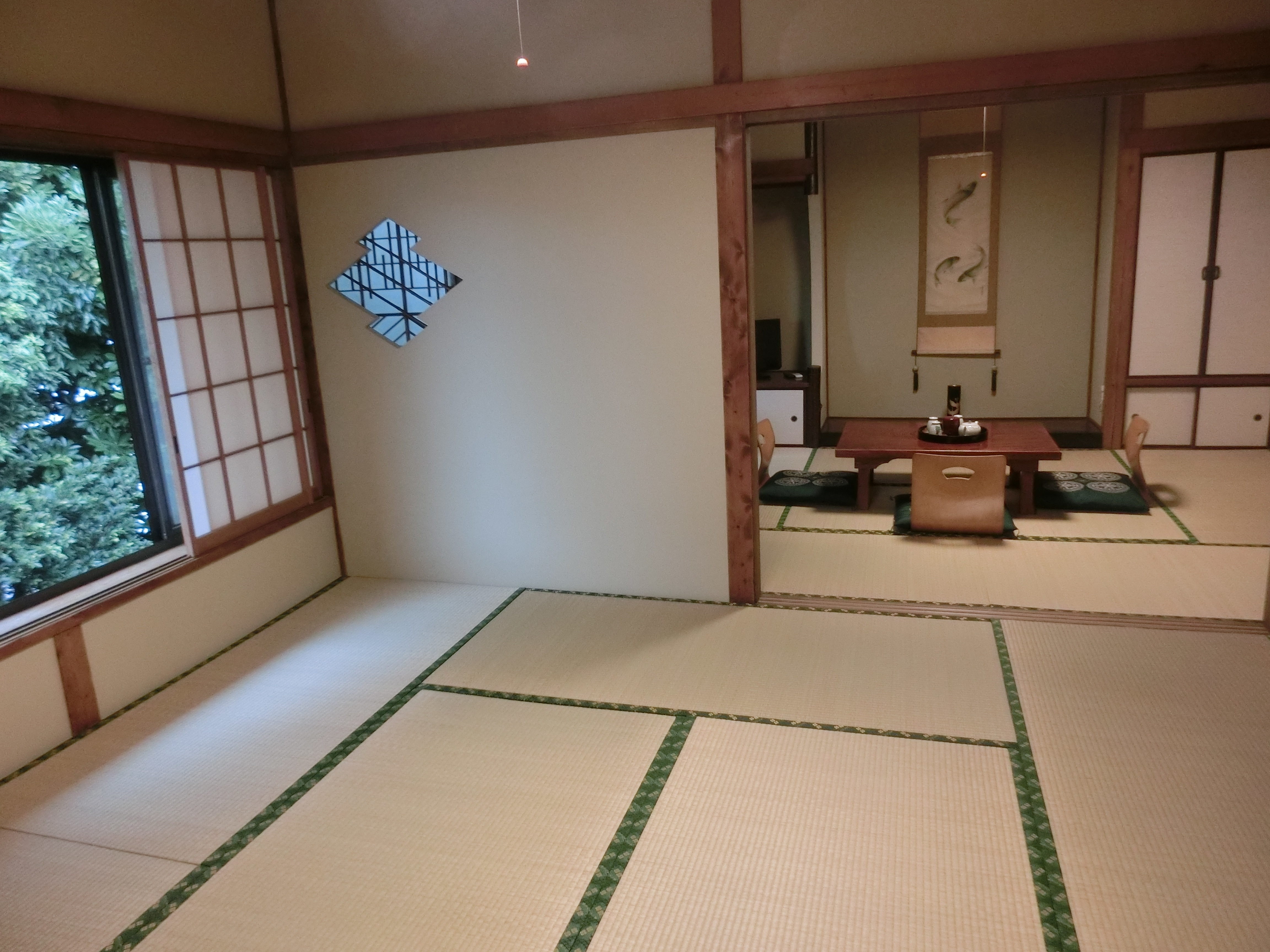 [Akizuki no Ma] A spacious Japanese-style room from the 8 tatami mats in the back. ..