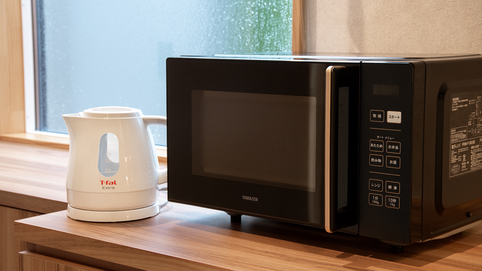 【房間設施】我們還有水壺和微波爐。