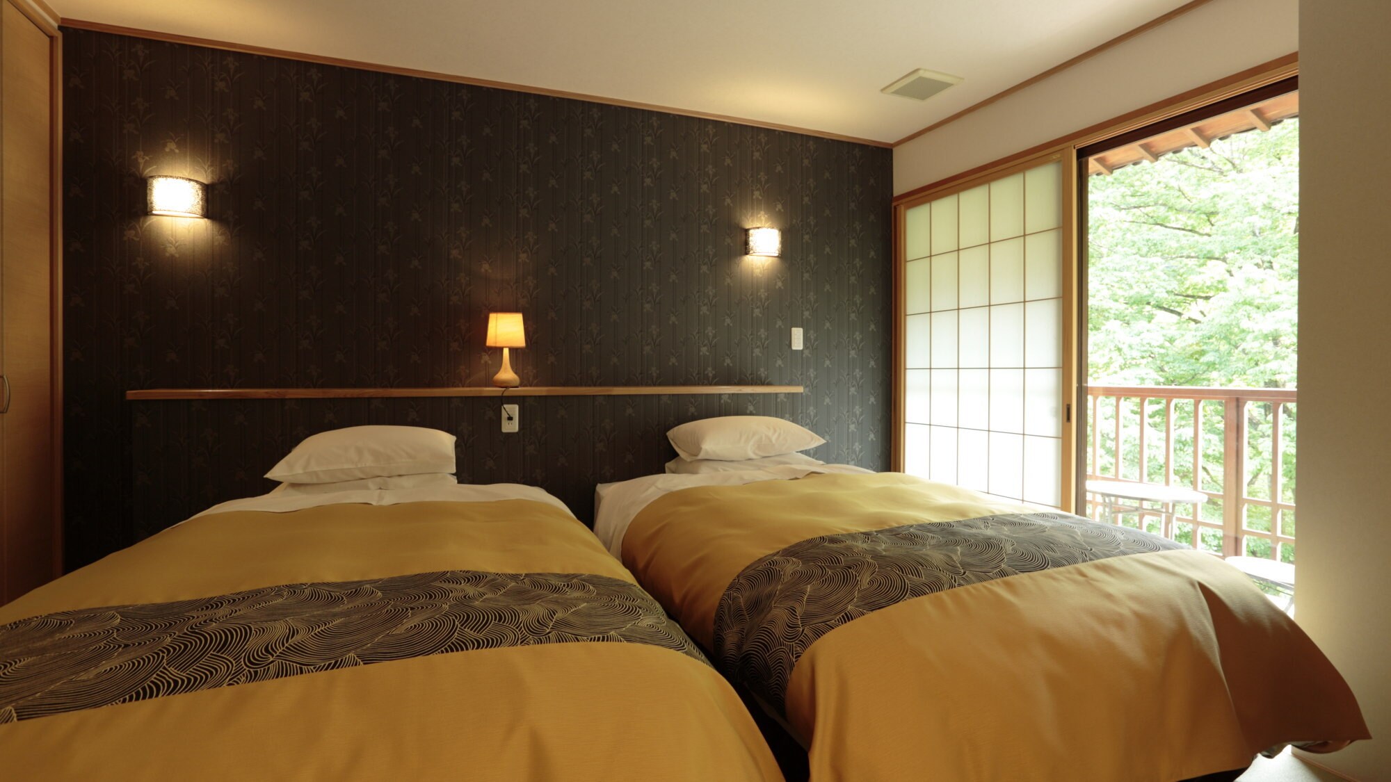 [帶床的房間] 這個房間可以讓你睡在席夢思的半雙人床上。