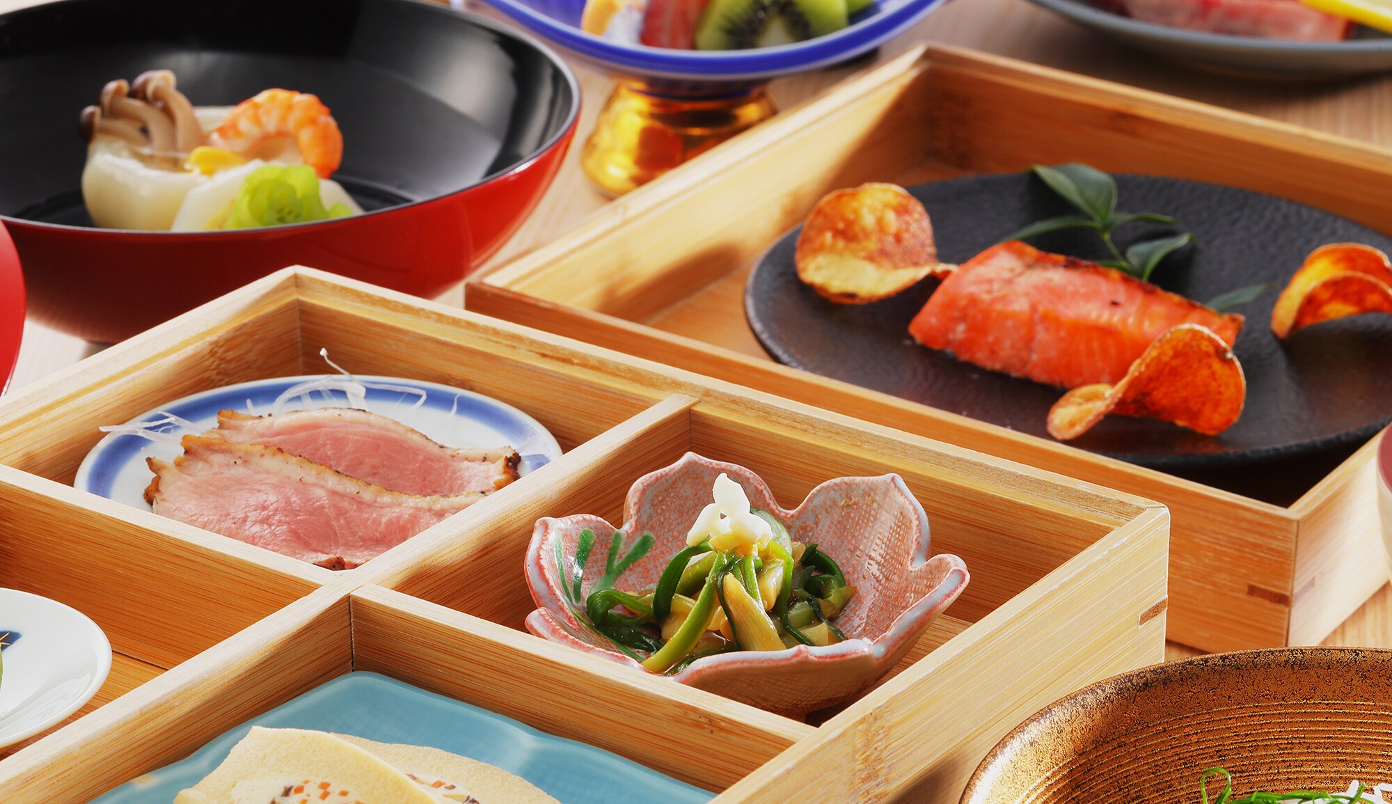 [Contoh masakan Kaiseki] Setiap hidangan disiapkan dengan hati-hati. Fokusnya adalah pada bahan-bahan musiman dan lokal.