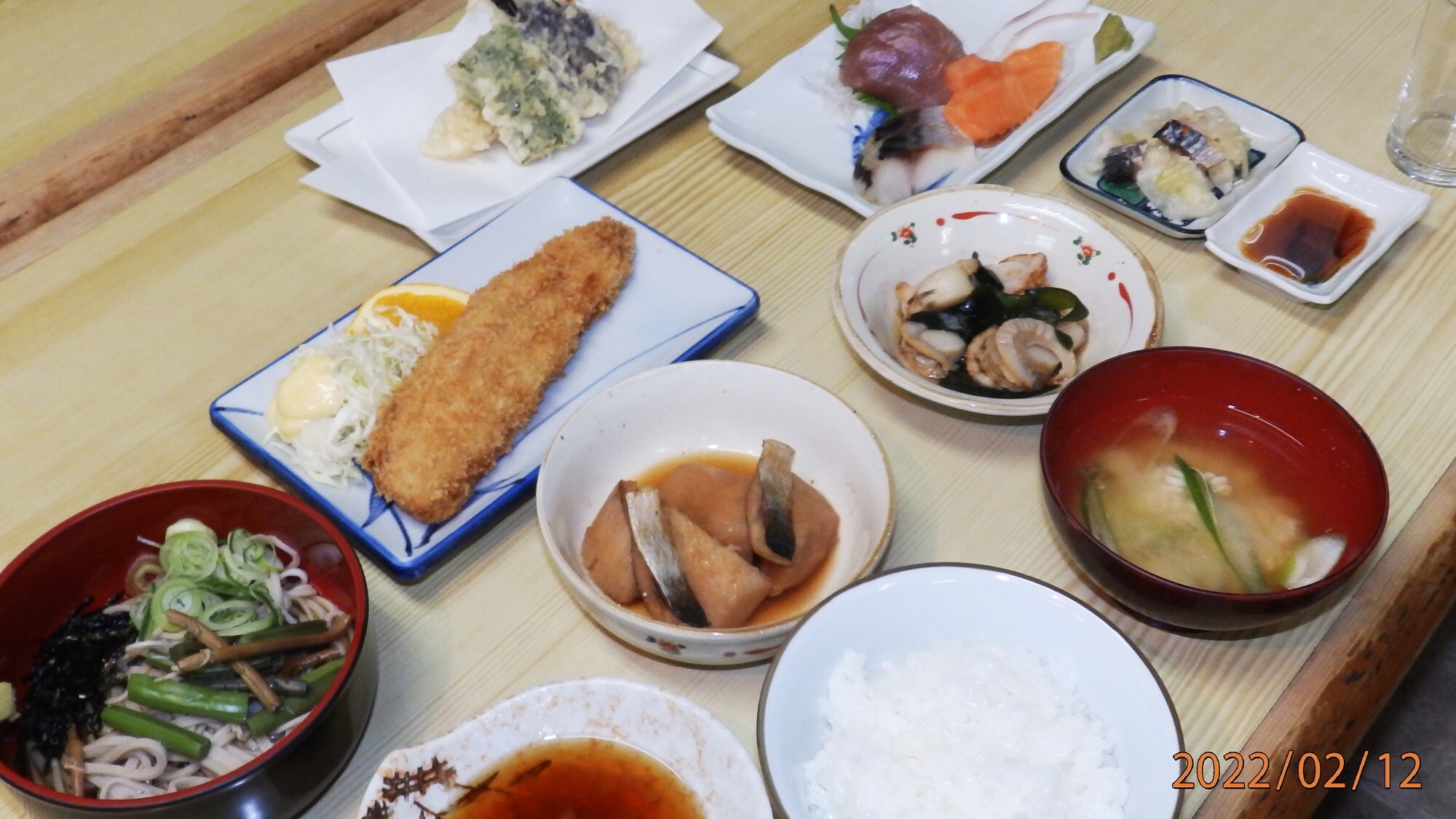 * Menu standar makan malam (contoh) / Tersedia makanan ala Jepang yang sederhana namun seimbang!