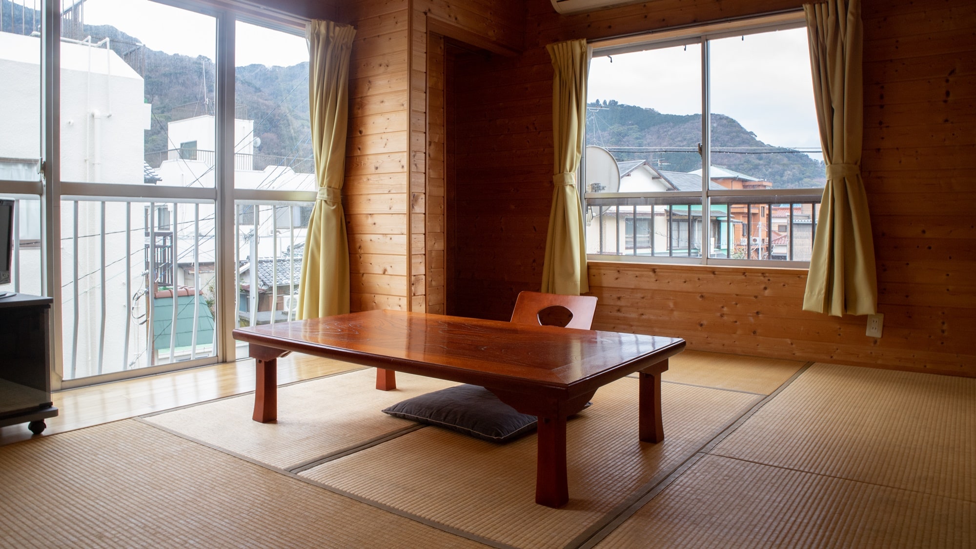 * [Random Japanese-style room / 6 tatami mats + 6 tatami mats example] The walls and ceiling are made of wood and are full of healing effects.