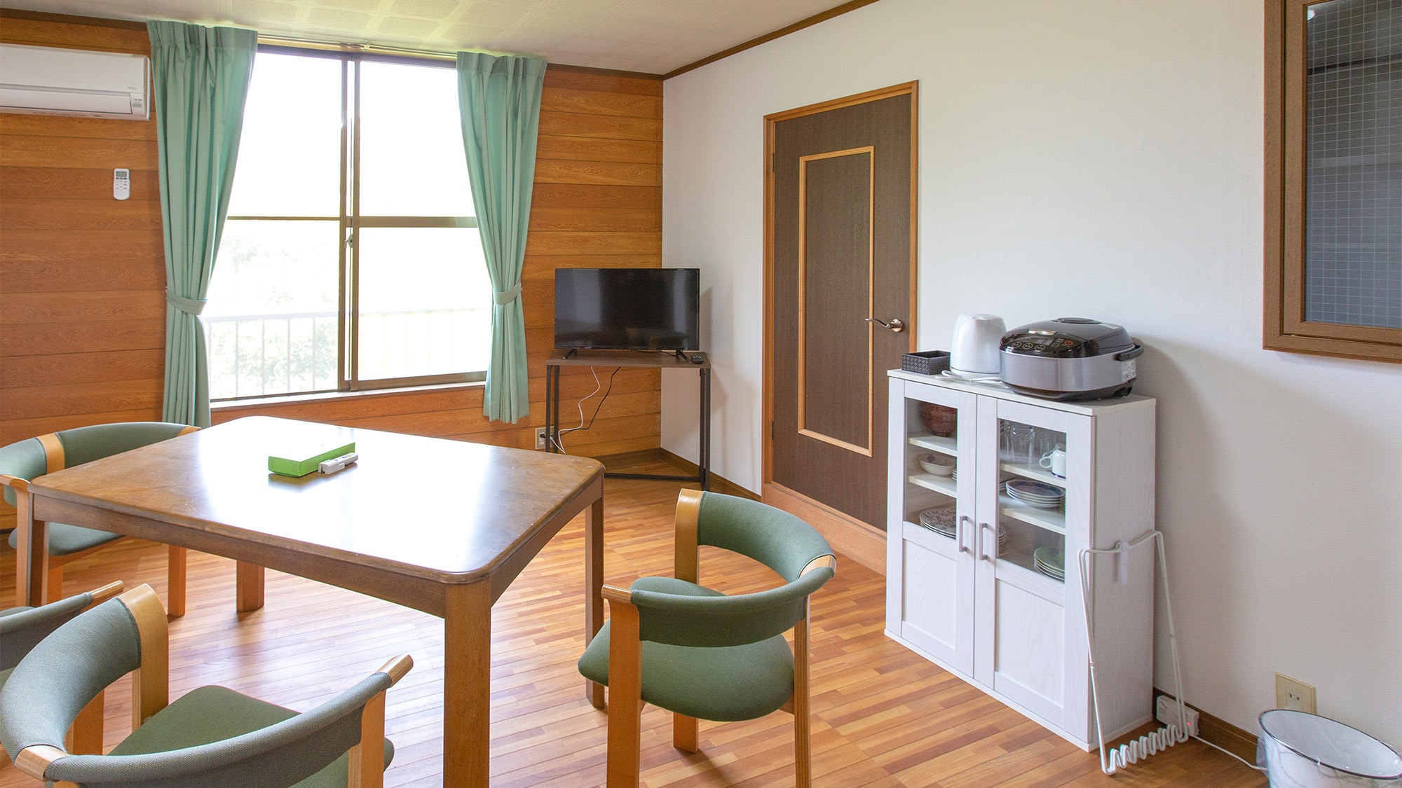 ・[Japanese-Western style room] A spacious dining space