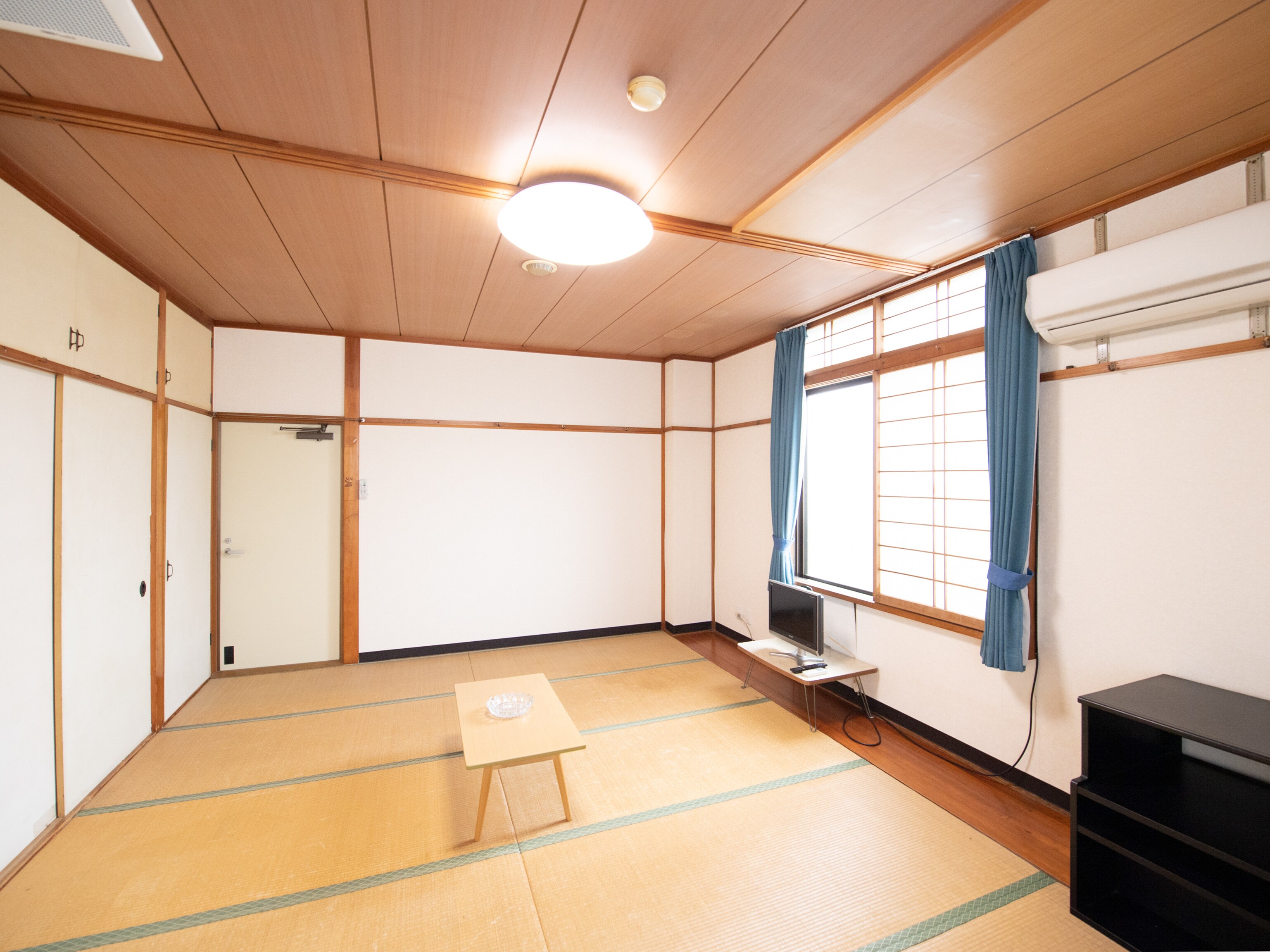 [Male only] [Smoking] Japanese-style room for 1-4 people (shared bathroom and toilet)