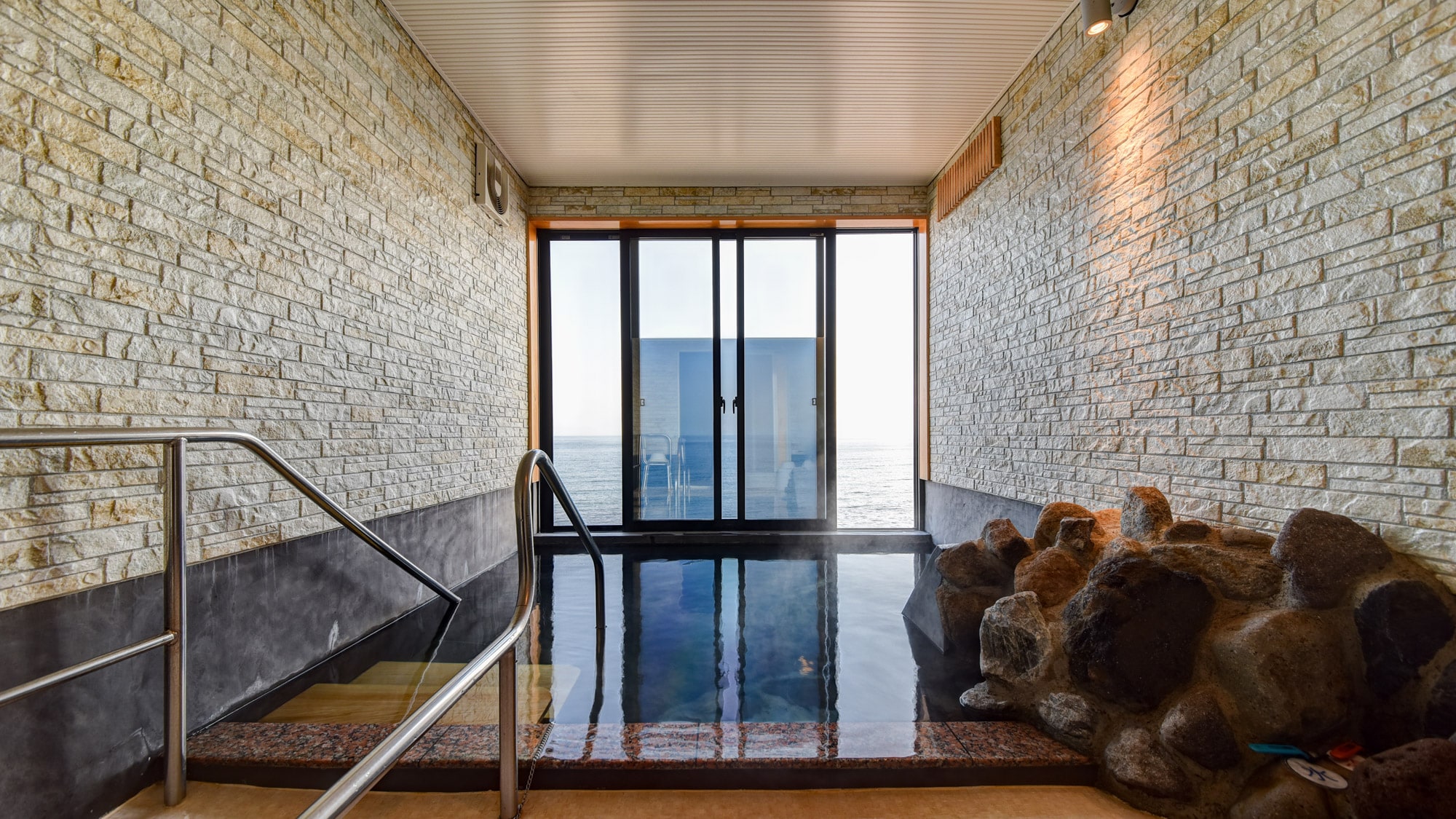 *Example of a lodge with semi-open-air bath (twin)
