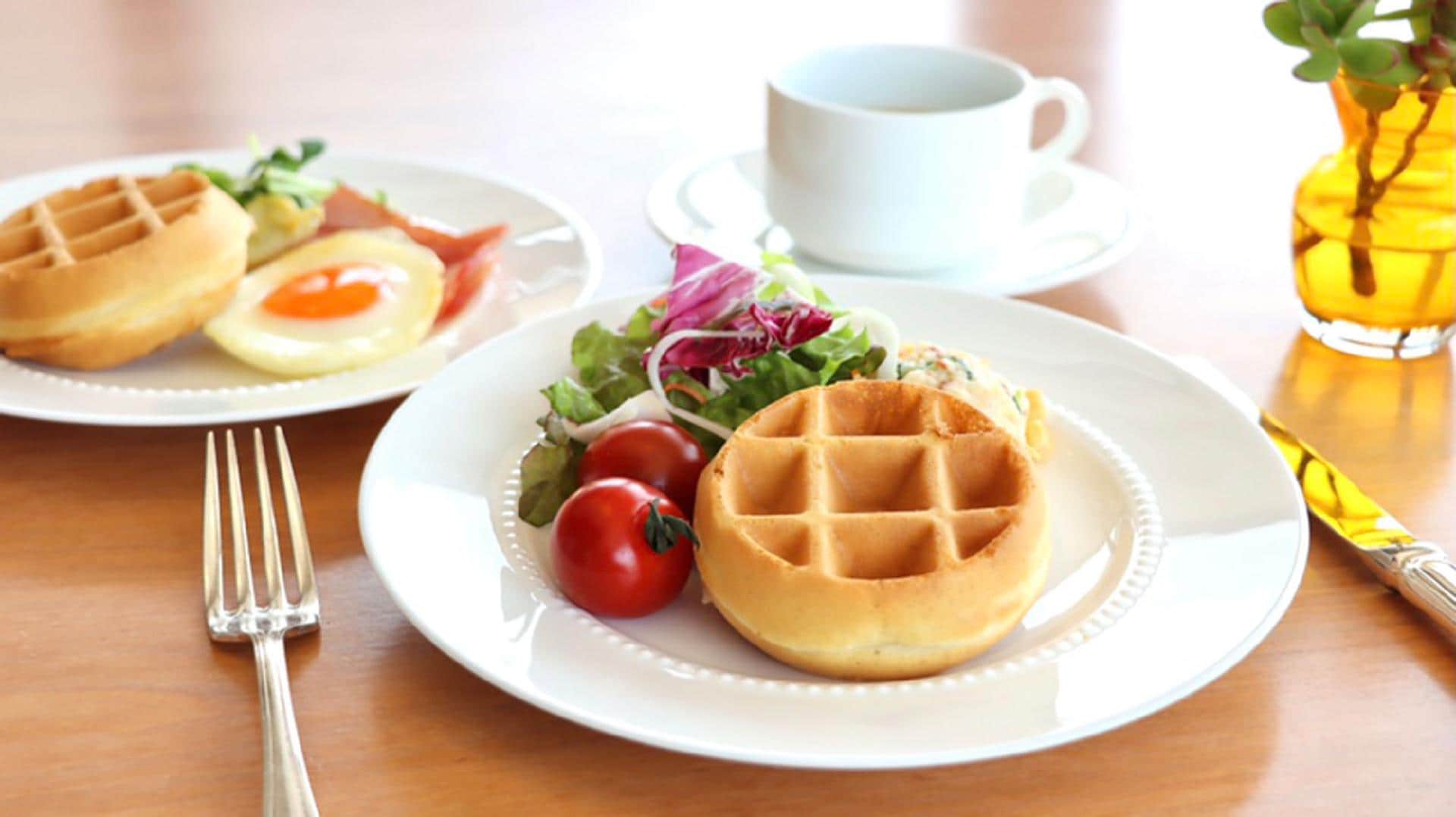 [Cosmos / Breakfast] Enjoy freshly baked waffles with salad ♪