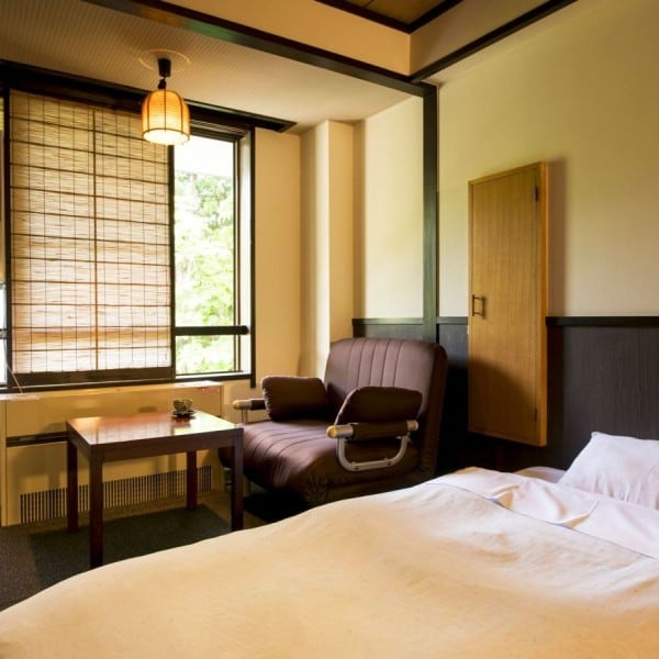 [Standard Western-style room] A space where you can take off your shoes and relax while gazing at the scenery of the four seasons * Area: 21㎡