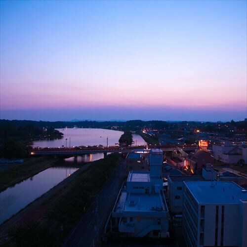 Lake Senba, illuminated by the setting sun and city lights, quietly disappears into a silhouette as time passes.