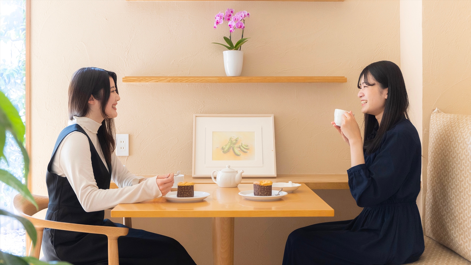 [Ruang kafe - Cuaca prem -]