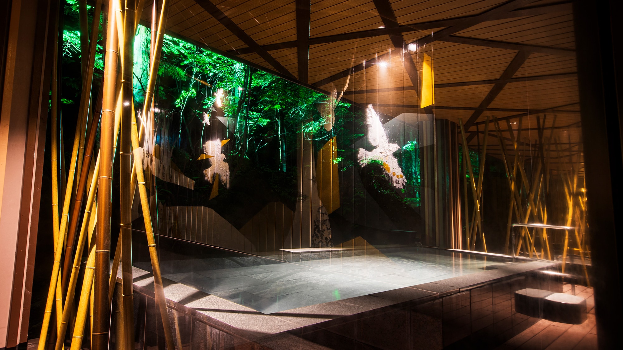 [Nature's Bath "Voice of the Birds"] The art in the indoor bath is reflected, making it look like a bird is flapping its wings.
