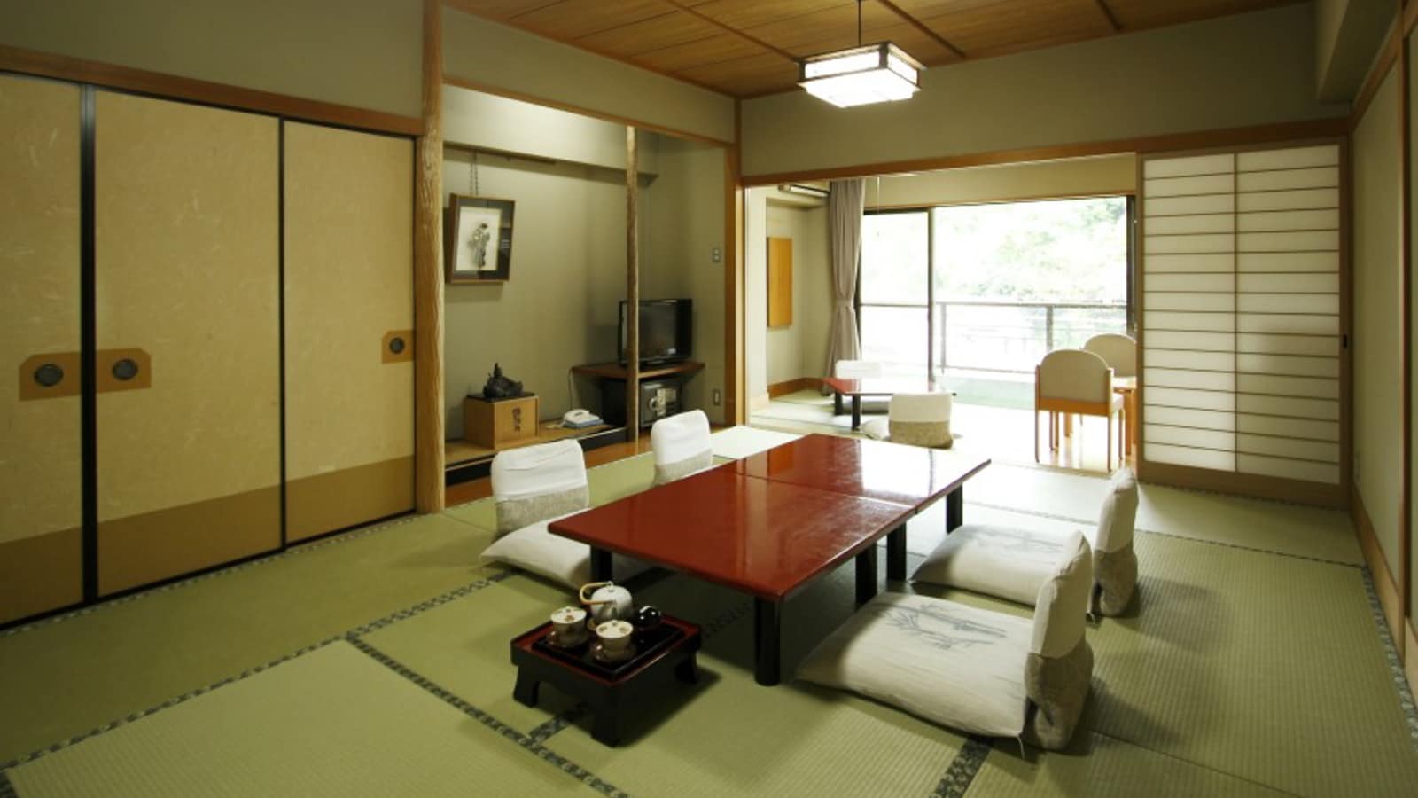 [3rd floor (12 tatami mats + 4.5 tatami mats) Japanese-style room with next room] Meals served in the room and pets allowed