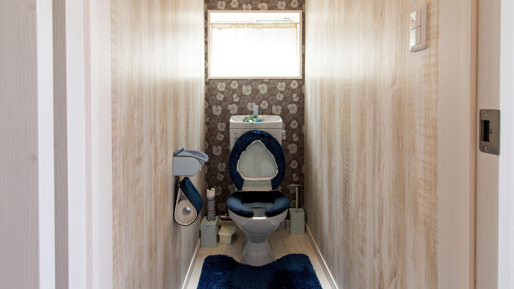 ・[Toilet] Each room is a different color, but it is a warm space.