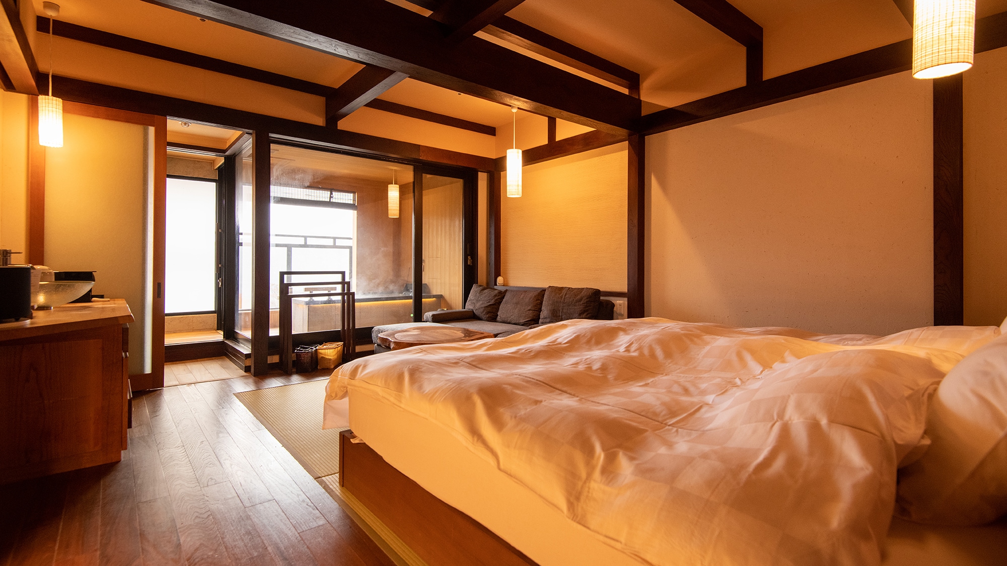 [2-bed room with open-air bath] Modern Japanese guest room designed by Hida carpenters and plasterers