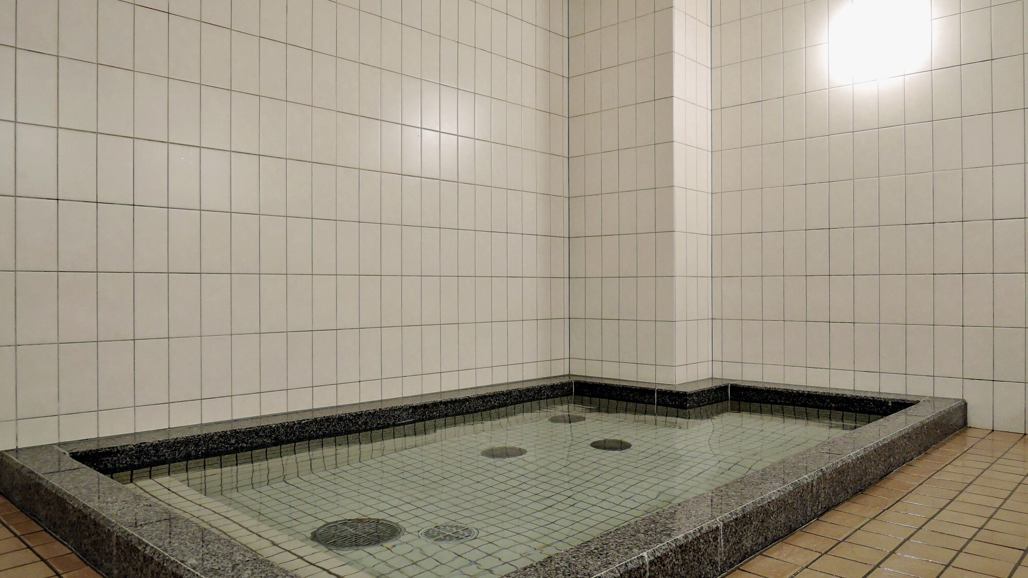 *A large public bath equipped with a sauna. Relax and relieve your fatigue.