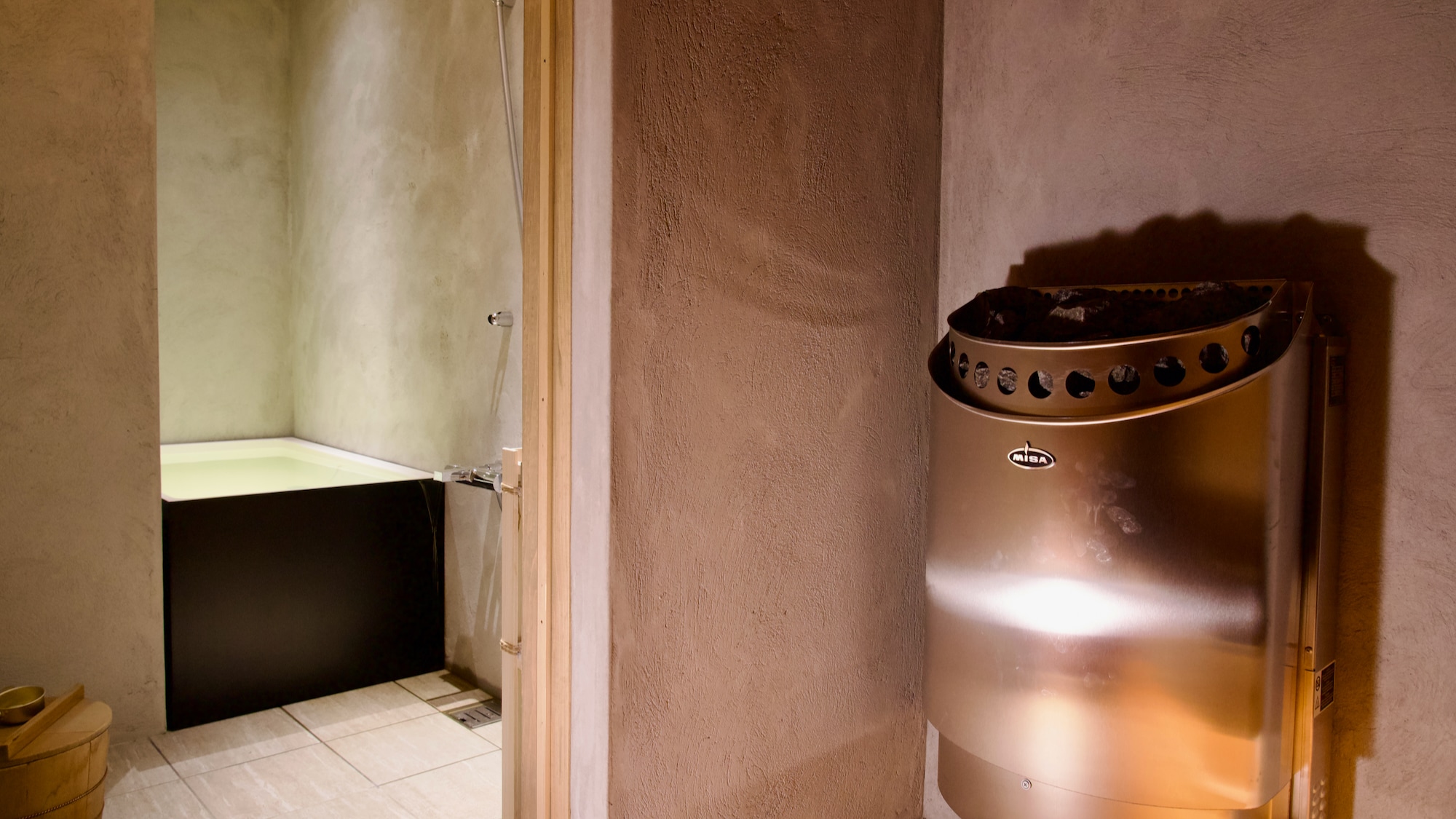 The new building's private sauna stove is made by MISA. You can also enjoy self-louvering.