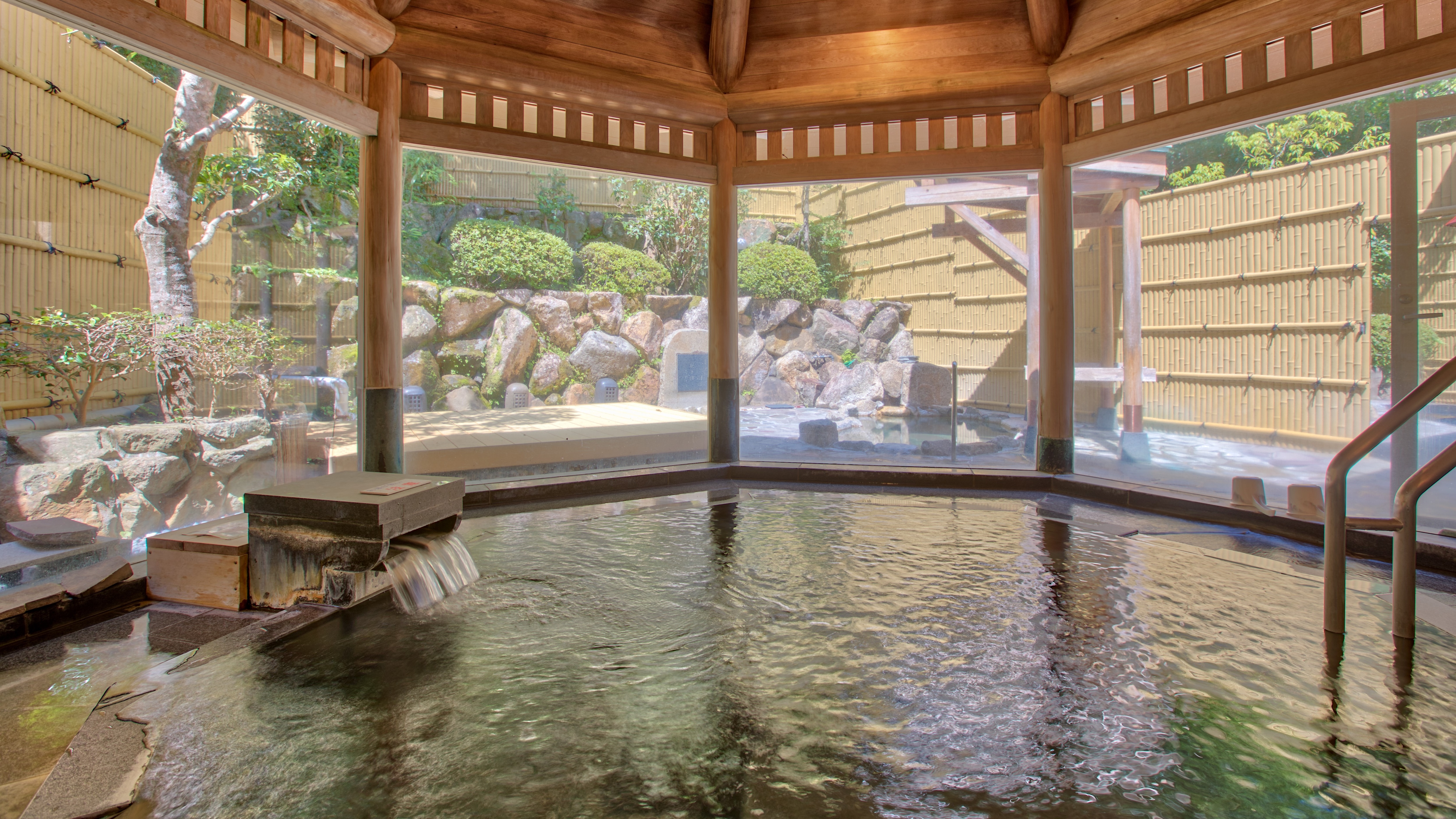 [Large public bath] Your skin will be smooth♪ Enjoy the thick, sweet hot spring water straight from the source.