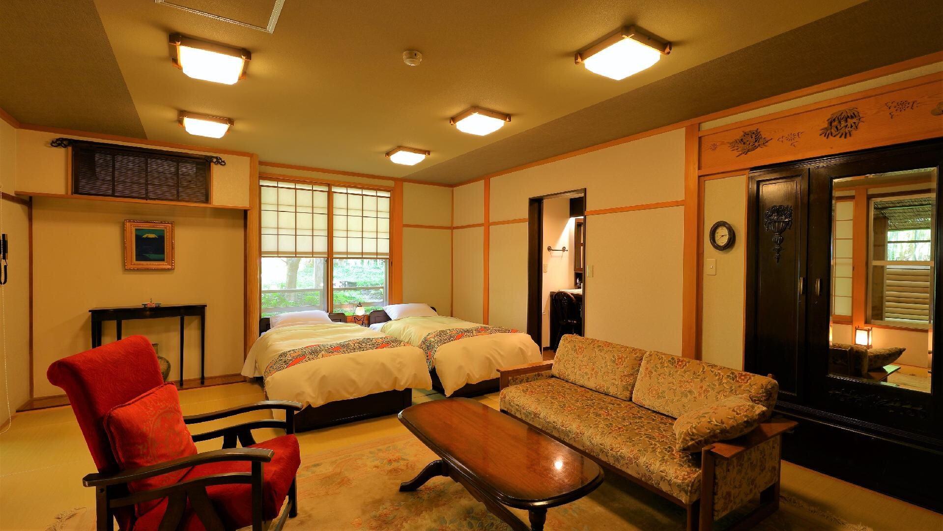 [Kamar La] Tempat tidur kembar & sofa