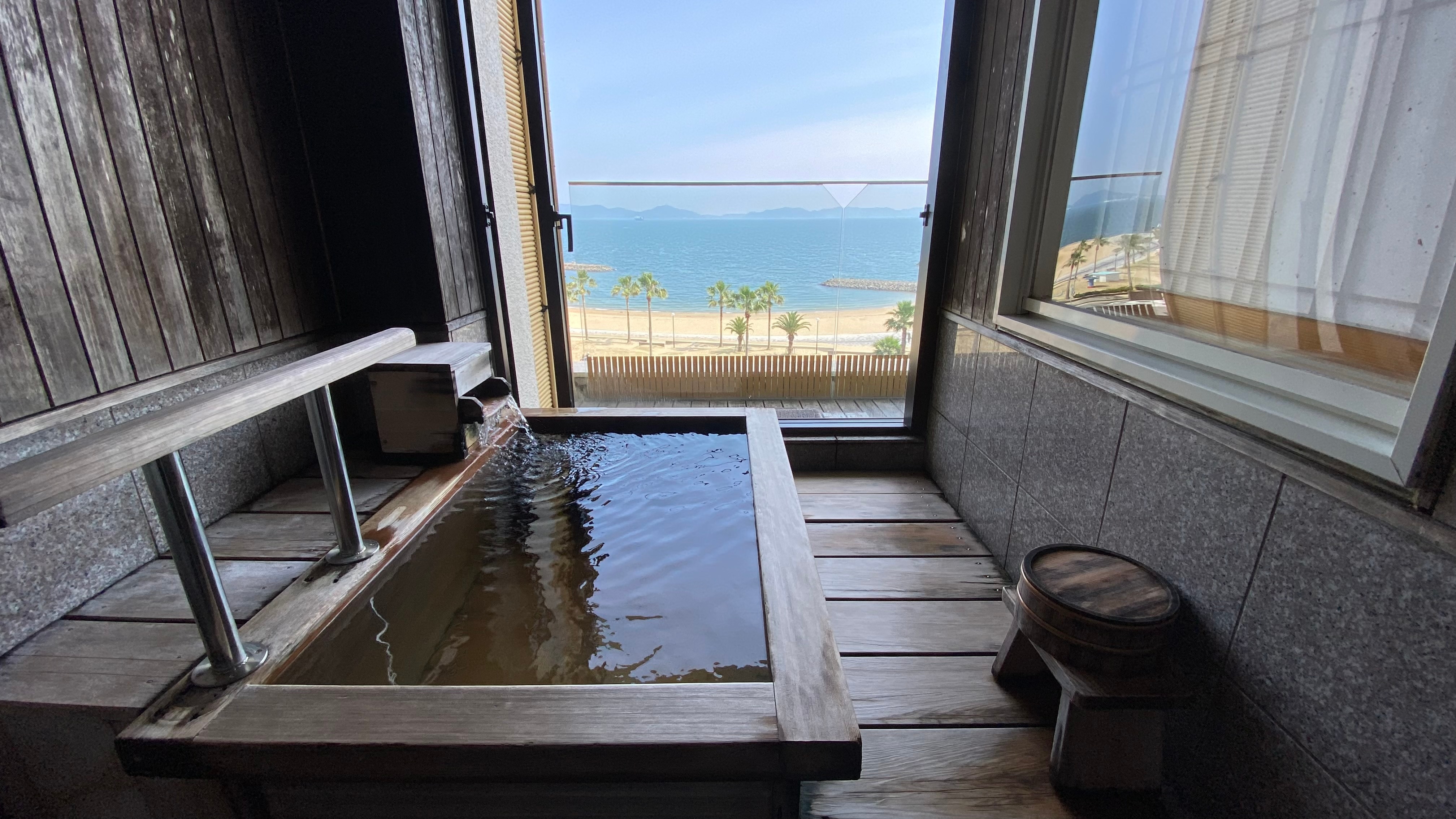 An example of an open-air bath attached to a guest room