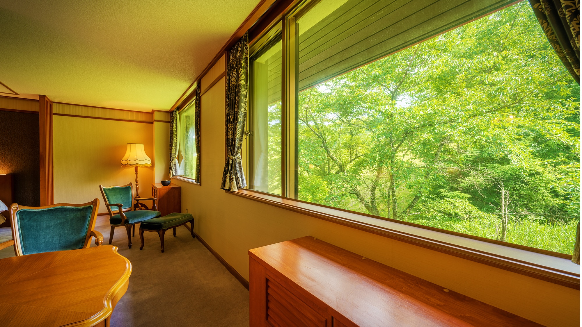 [Premium Room] Large window overlooking Mt. Iwate: Enjoy the seasonal scenery of Mt. Iwate while relaxing in your room.